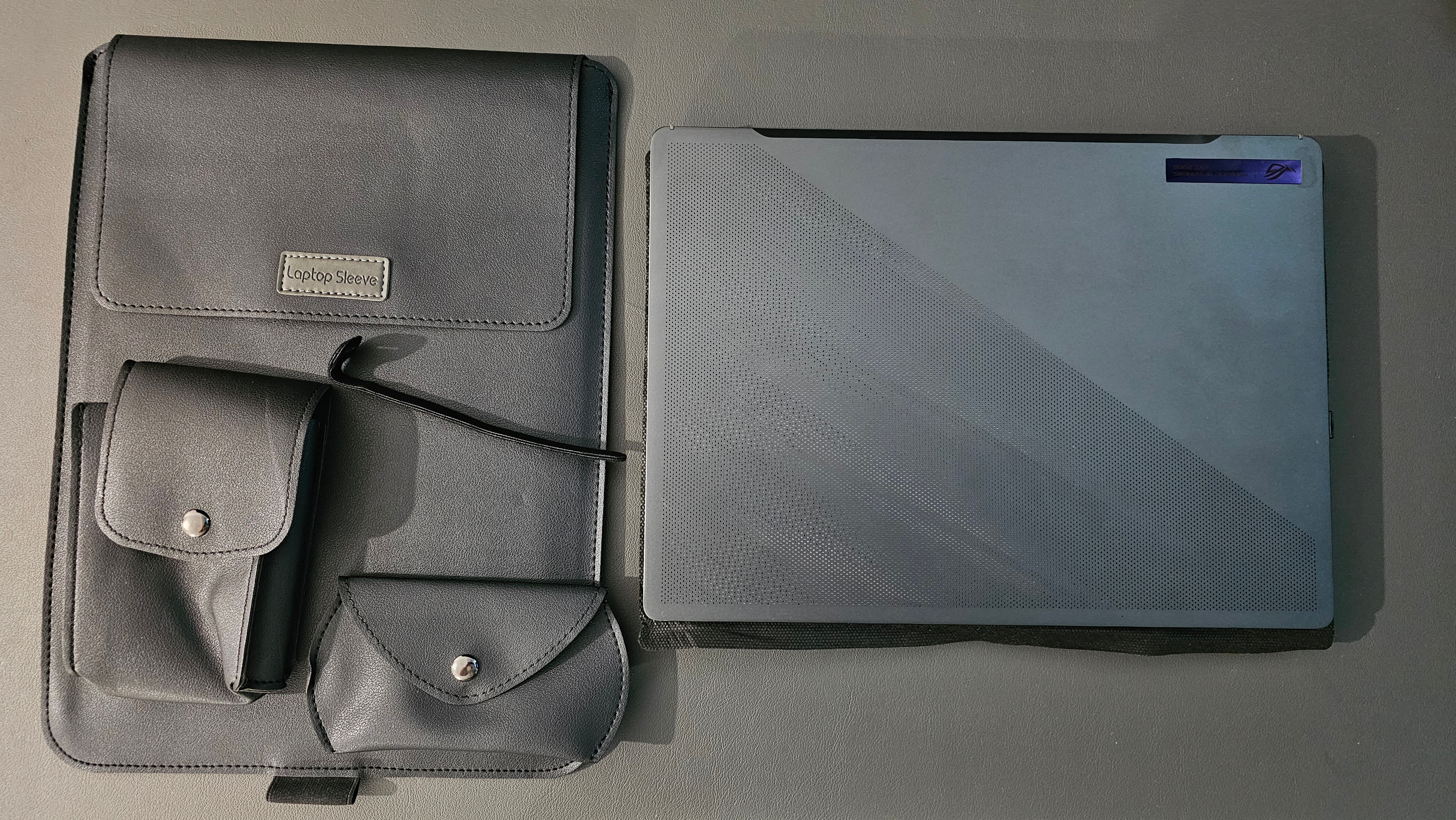 Husa Laptop 13-14 inch compatibila cu MacBook Air, MacBook Pro, Piele Ecologica, Marime Universala, 25 x 34 cm, Negru