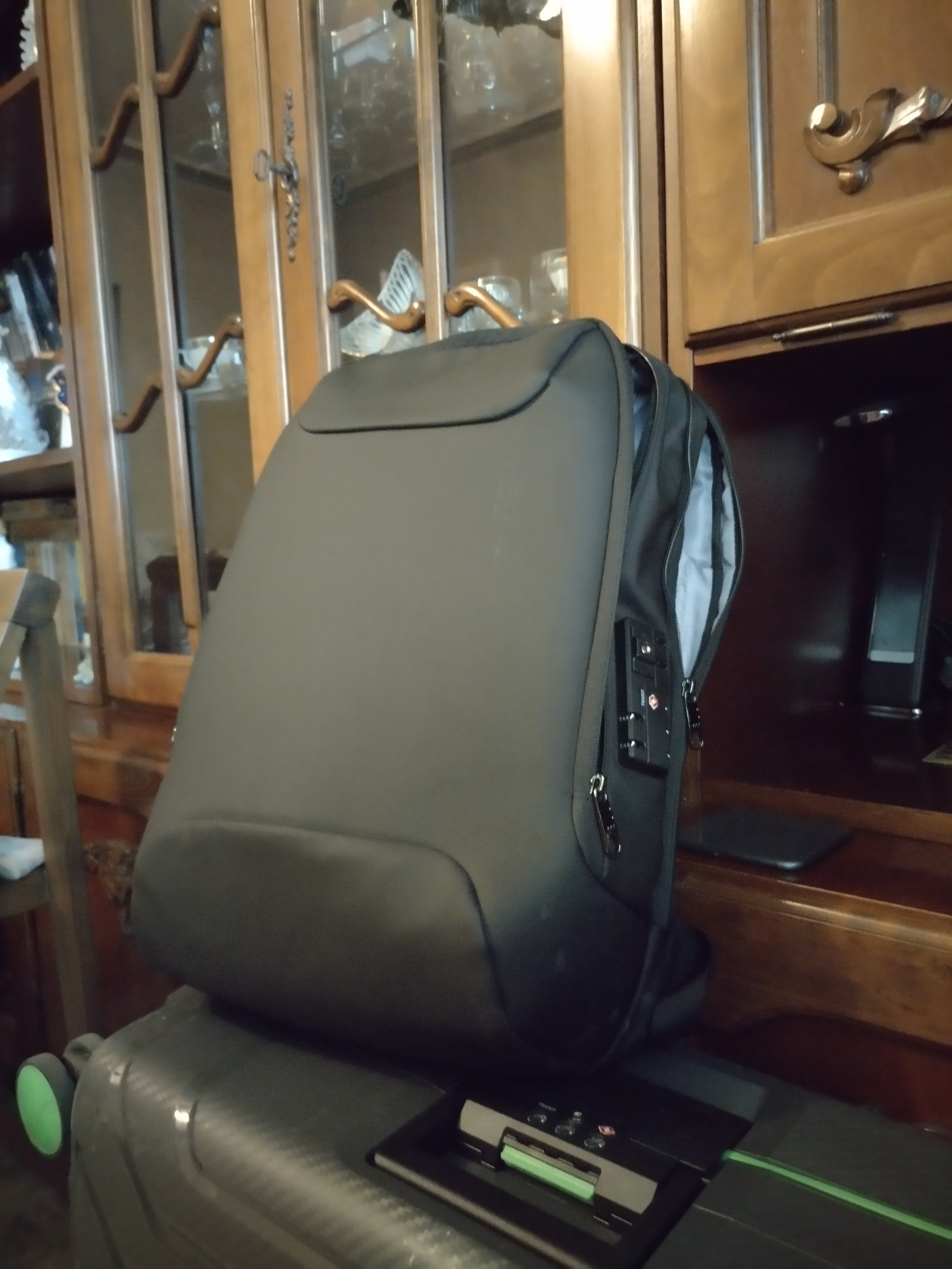 Rucsac Mark Ryden compatibil cu laptop 15.6", blocare TSA, sistem antifurt, capacitate 23L, port USB, full impermeabil