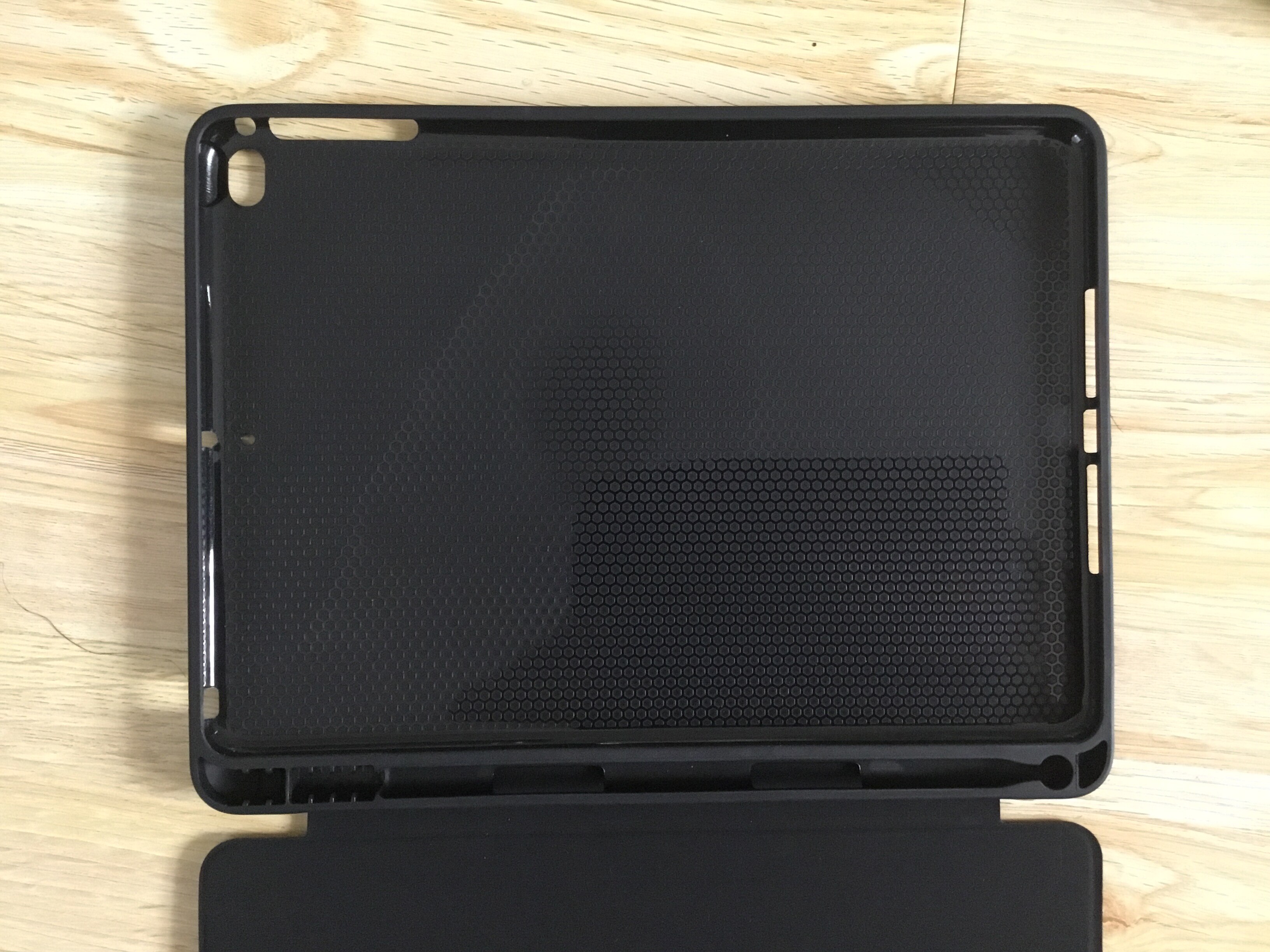 Husa Tableta iPad 9.7" 5Th Generation 2017/ IPad Air 5 ofera protectie Ultrasubtire Lux Black