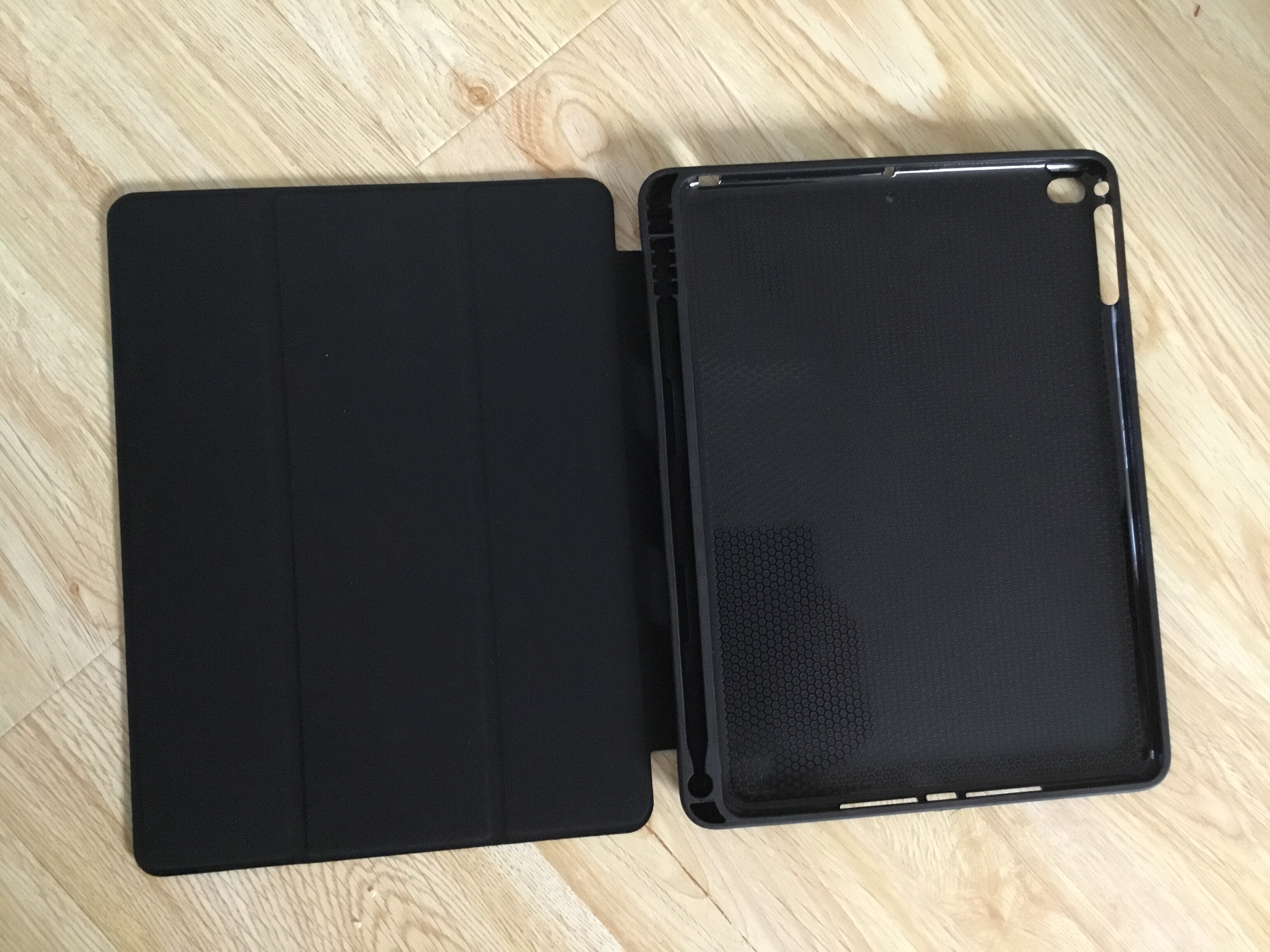 Husa Tableta iPad 9.7" 5Th Generation 2017/ IPad Air 5 ofera protectie Ultrasubtire Lux Black