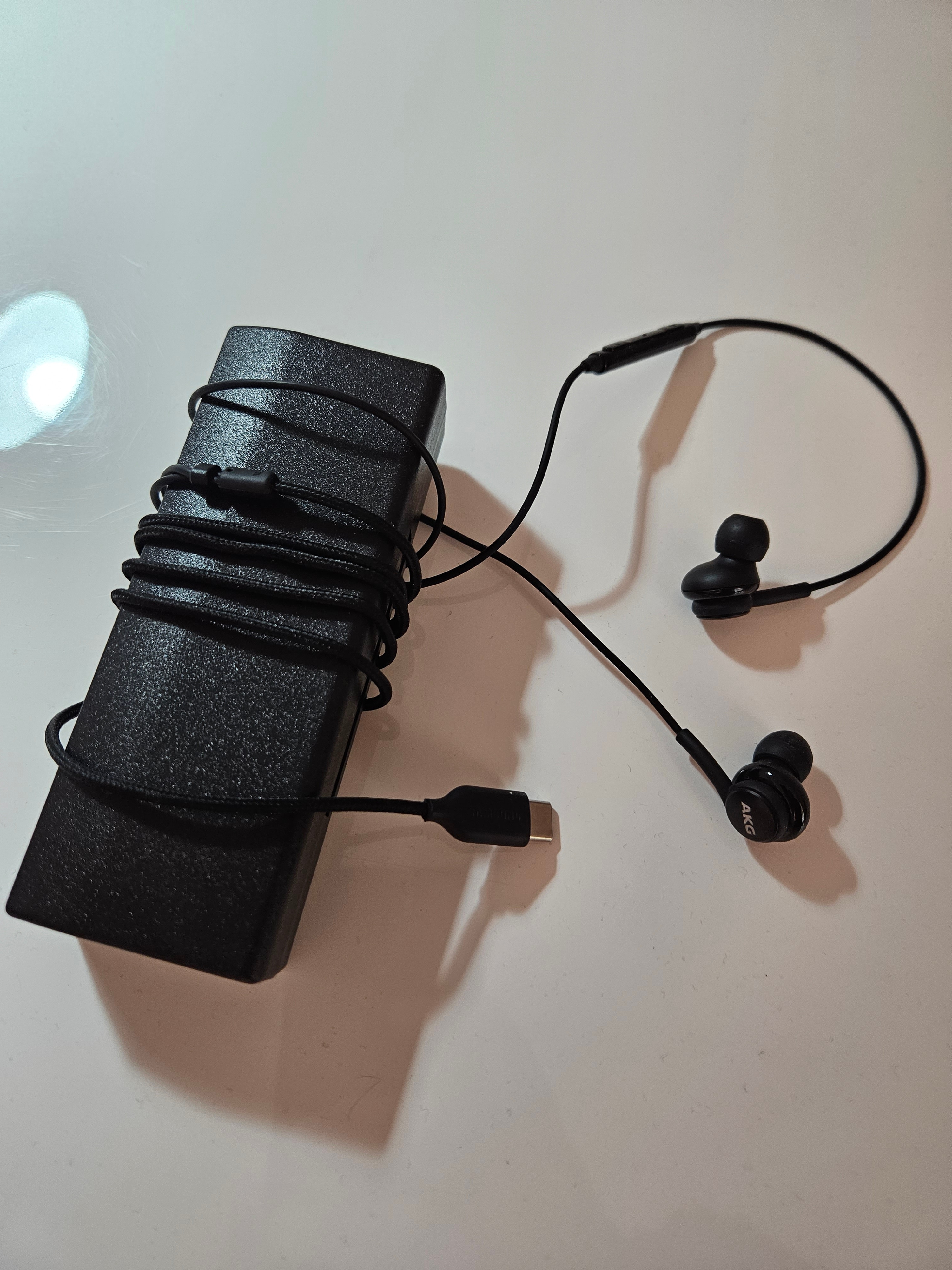 Casti cu microfon, AKG EO-IG955 GALAXY S10 plus, control pe fir, cablu 115 cm, conector USB Tip C, negru Negru
