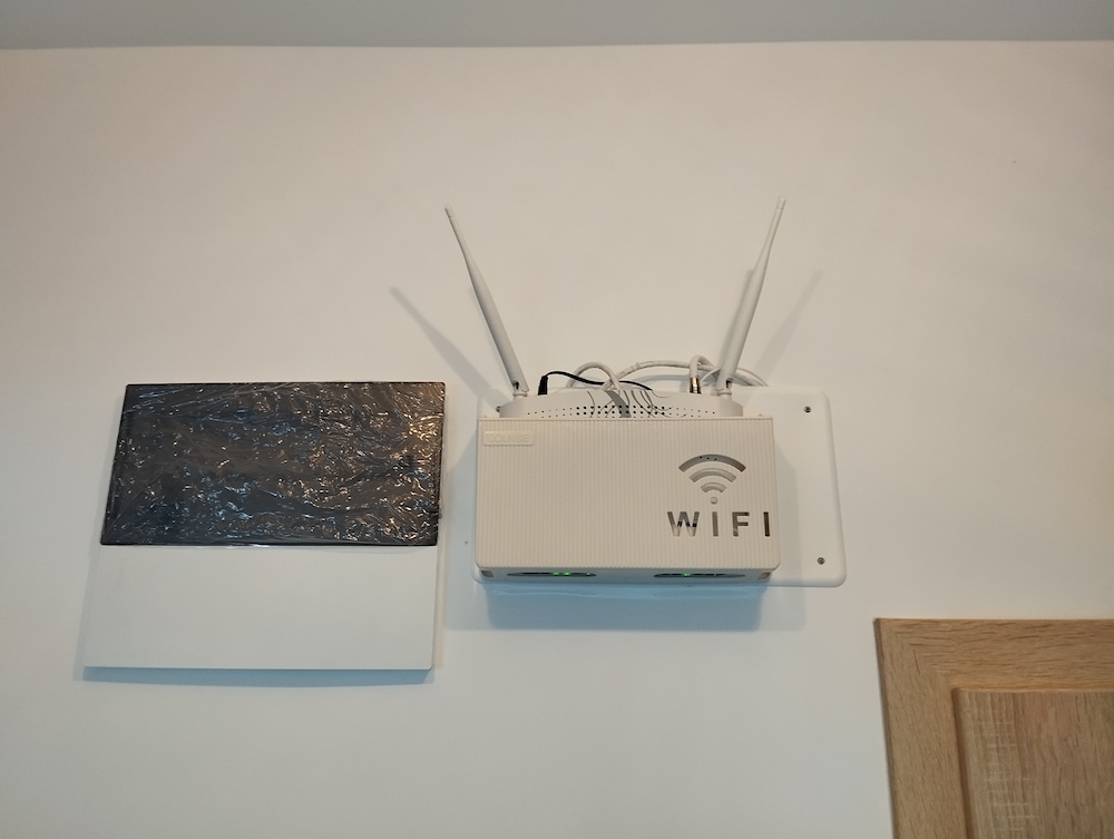 Raft Suport Router Wireless 245x140x60 mm, pentru mascare fire si ...