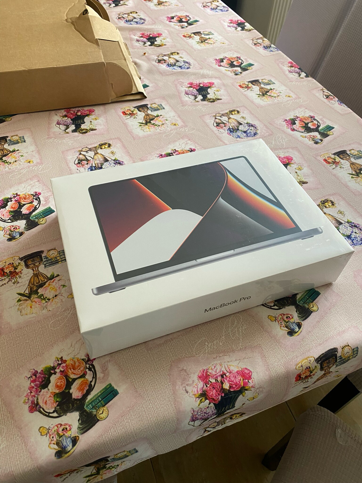 Laptop Apple MacBook Pro 14 (2021) cu procesor Apple M1 Pro, 10 nuclee CPU and 16 nuclee GPU, 16GB, 1TB SSD, Space Grey, Int KB