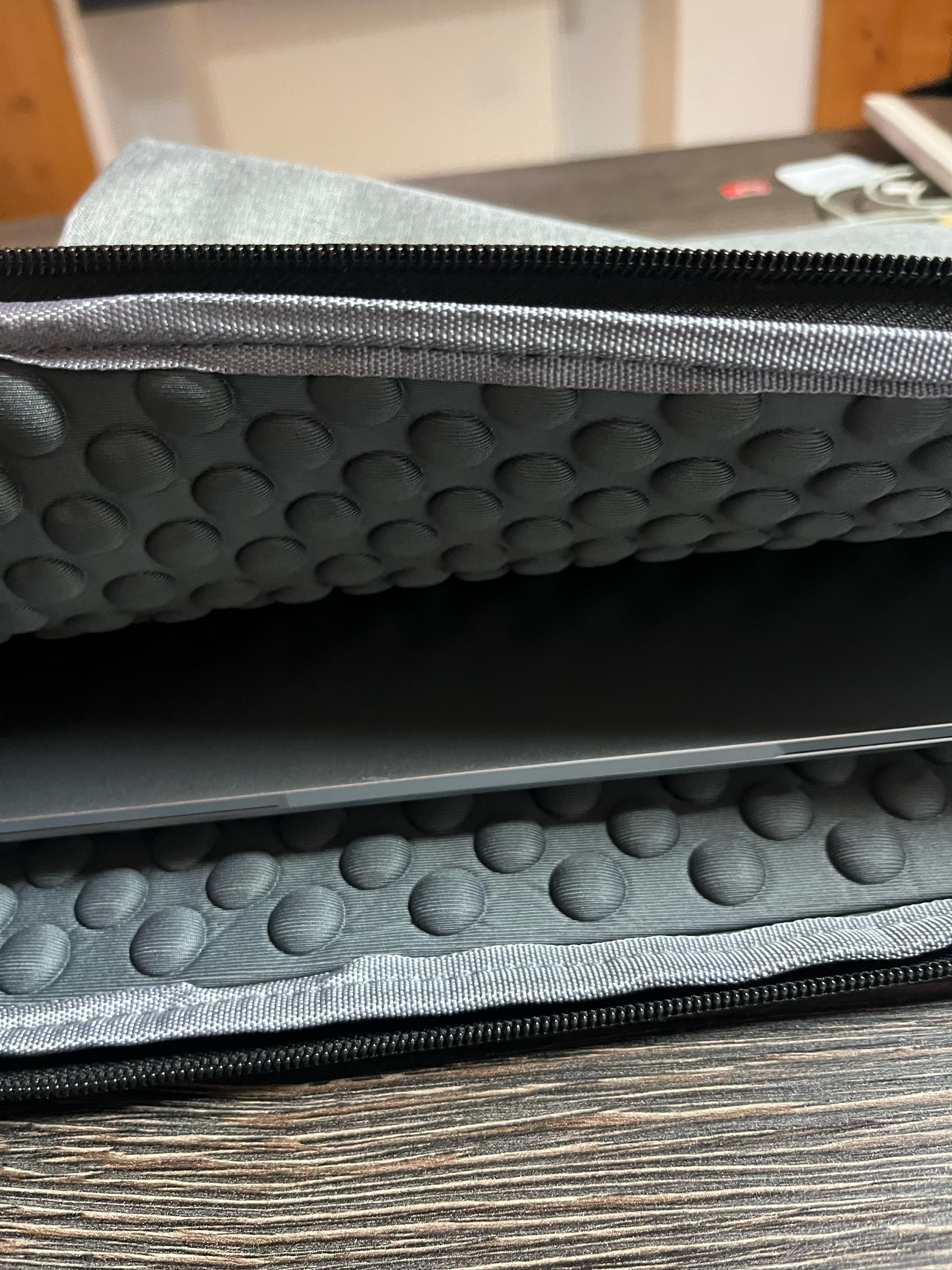 Husa laptop, poliester, cu burete antisoc, 39cm x 30cm x 2cm, fermoar, 14"-15.6", Gri
