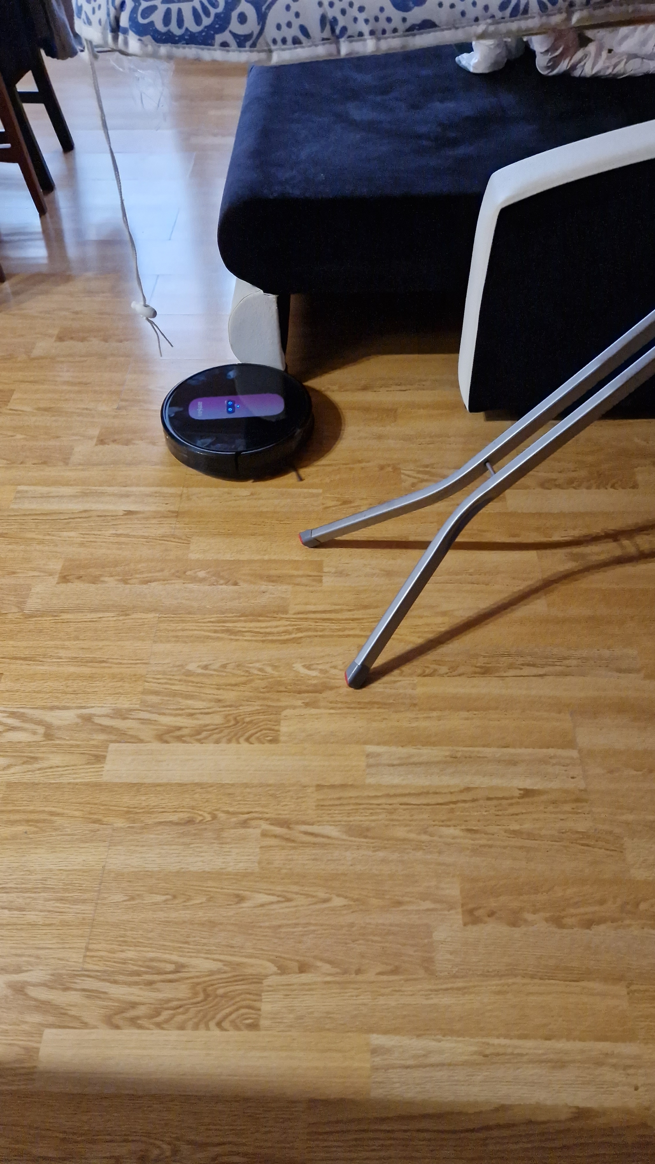 Aspirator robot amXea G1 Negru-Violet, navigare giroscopica, Wi-Fi app, smart memory, multi-suprafete, curatare uscata cu spalare, perie centrala