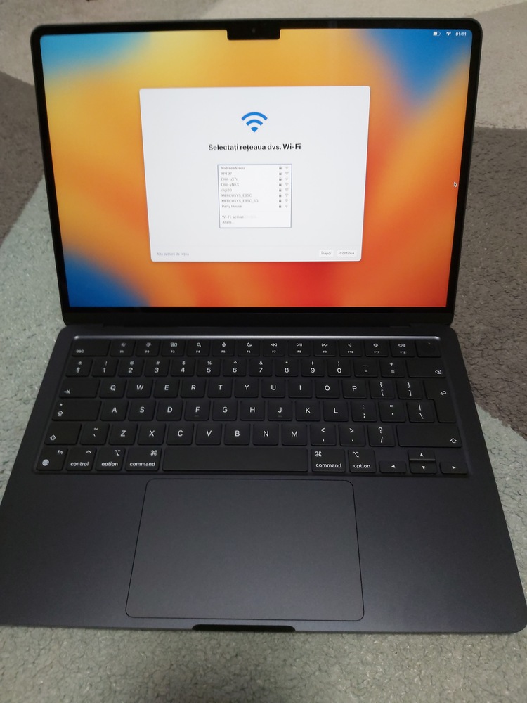 Laptop Apple MacBook Air 13-inch, cu procesor Apple M2, 8 nuclee