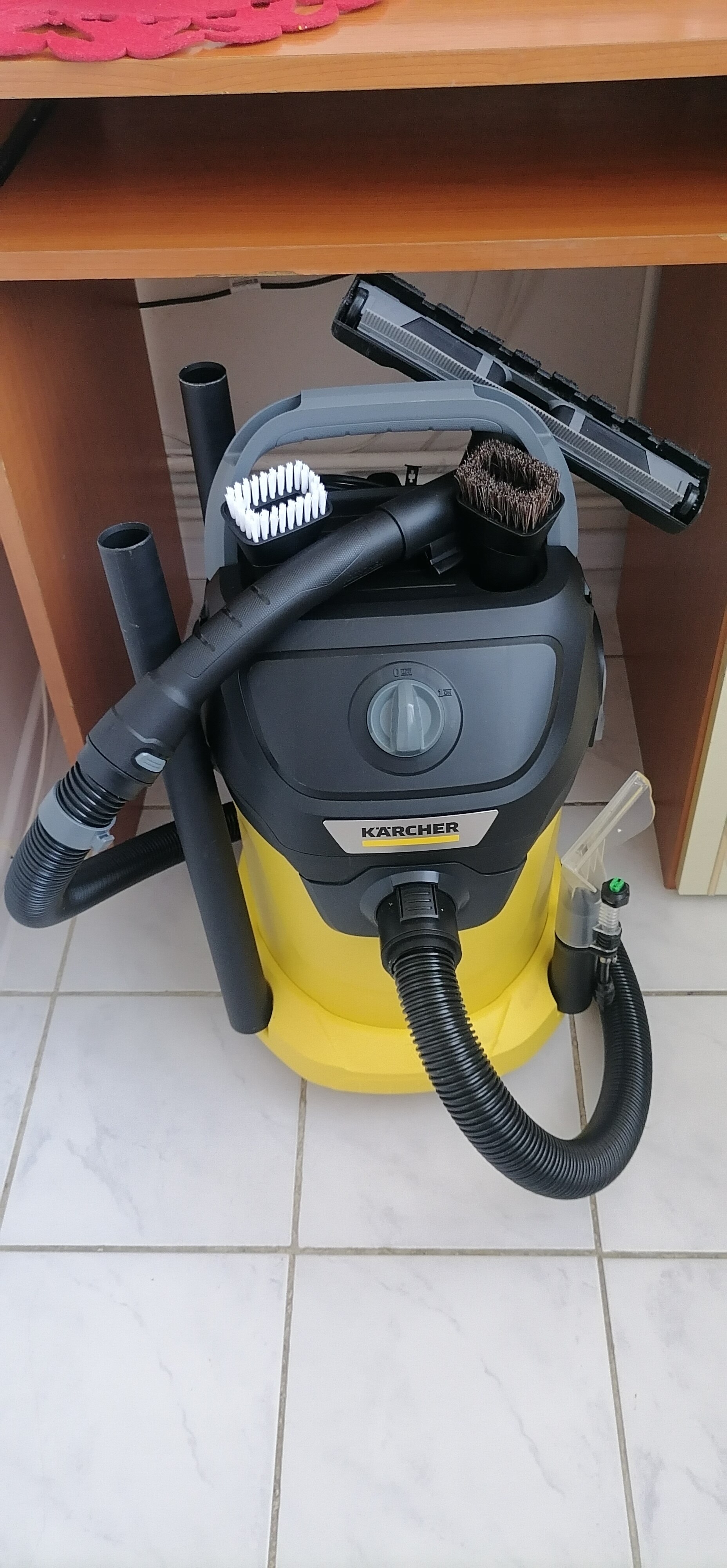 Aspirator, Karcher, WD 3 V-17/4/20, 1000W, Rezervor 17l, Cablu 4m, Furtun aspiratie 2m, Negru/Galben