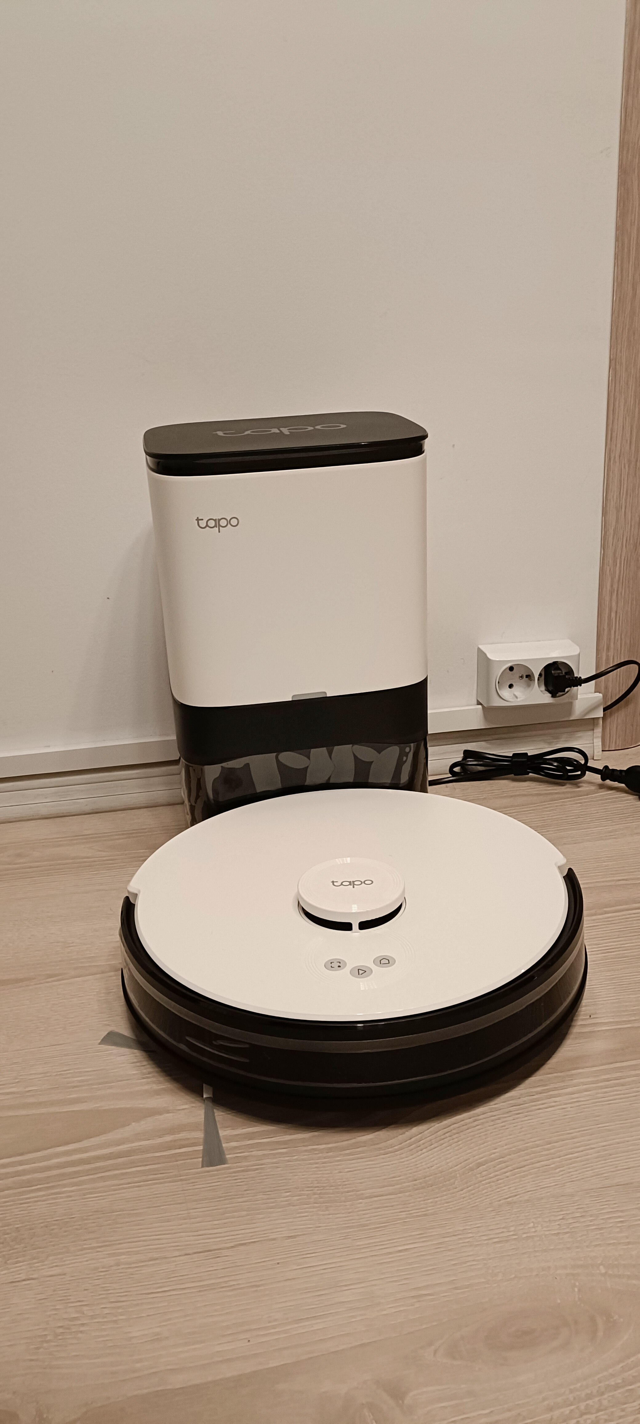 Robot de aspirare TP-Link Tapo RV30 Plus, aspirator&mop&statie, sistem LiDAR & Gyro, 4200 Pa, autonomie de pana la 5 ore, 5000 mAh, recipient apa 300 ml, golire automata, detectarea tipului de suprafata, Alexa sau Google Home, alb/negru