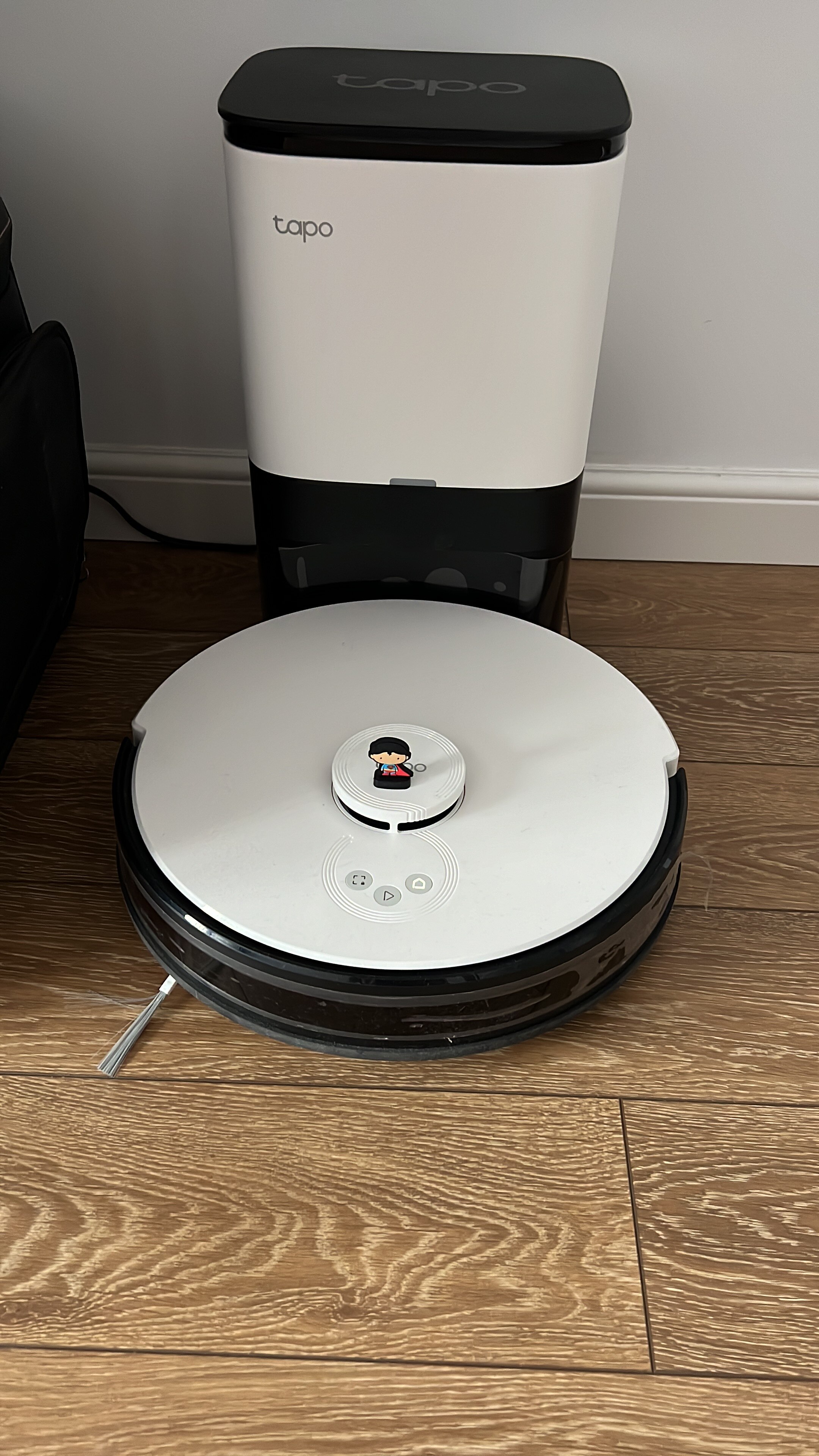 Robot de aspirare TP-Link Tapo RV30 Plus, aspirator&mop&statie, sistem LiDAR & Gyro, 4200 Pa, autonomie de pana la 5 ore, 5000 mAh, recipient apa 300 ml, golire automata, detectarea tipului de suprafata, Alexa sau Google Home, alb/negru