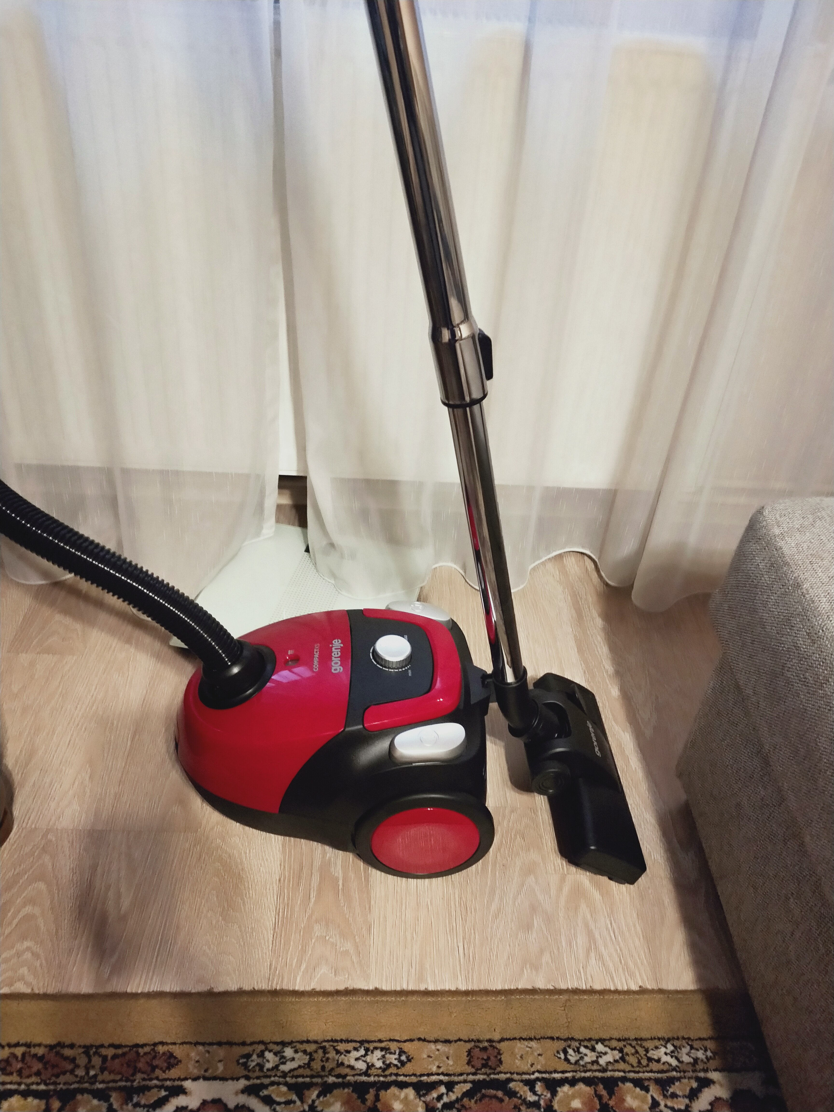 VCEB11CXRII Cu sac, 800 W, Recipient colector 2 L, Suprafata aspirare 15 m, Rosu/Negru