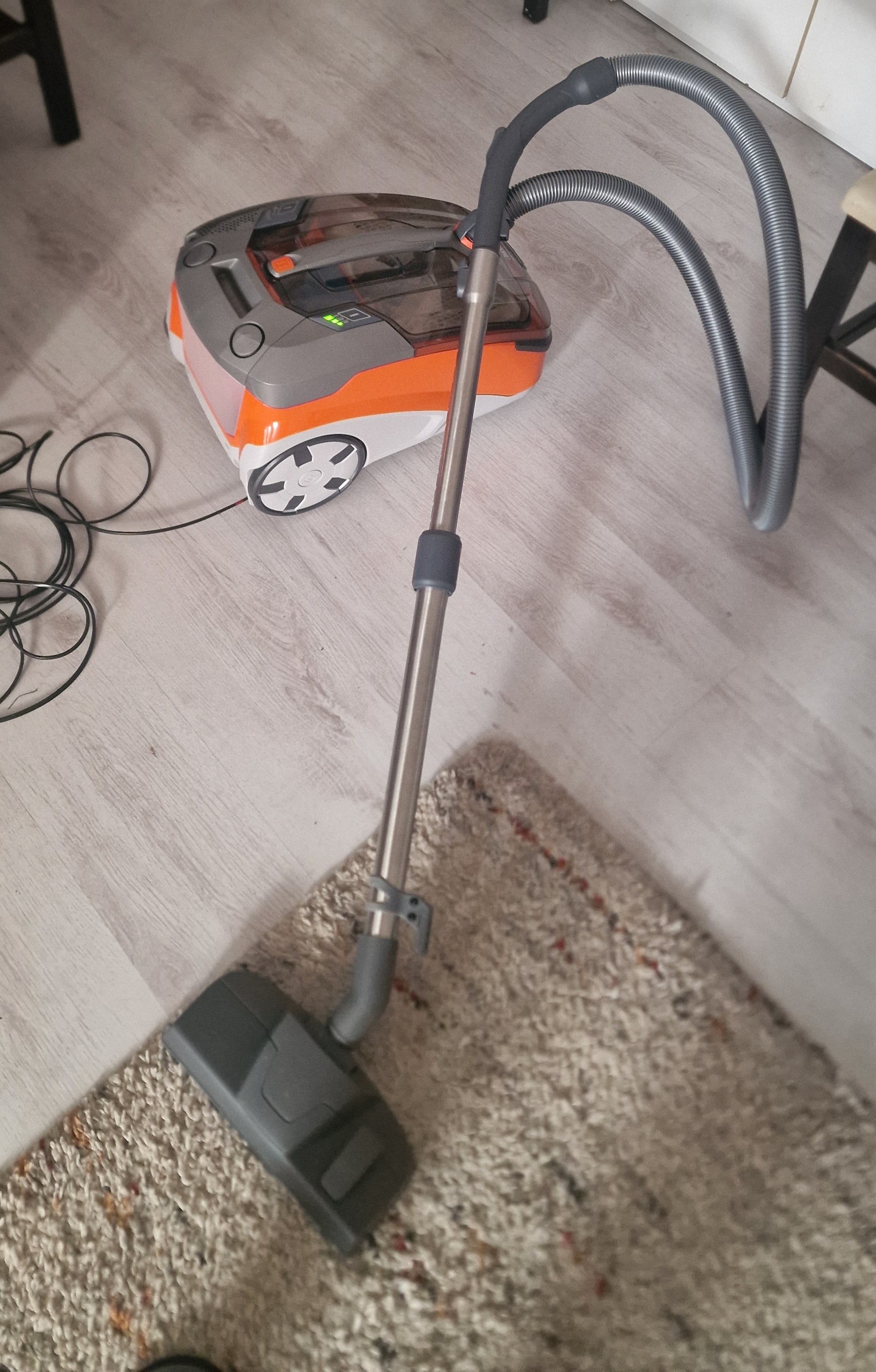 Aspirator cu filtrare prin apa Thomas Pet& Family 788568, 1400 W, 3 trepte de viteza, filtru lavabil HEPA13, sac praf 6 L, Portocaliu