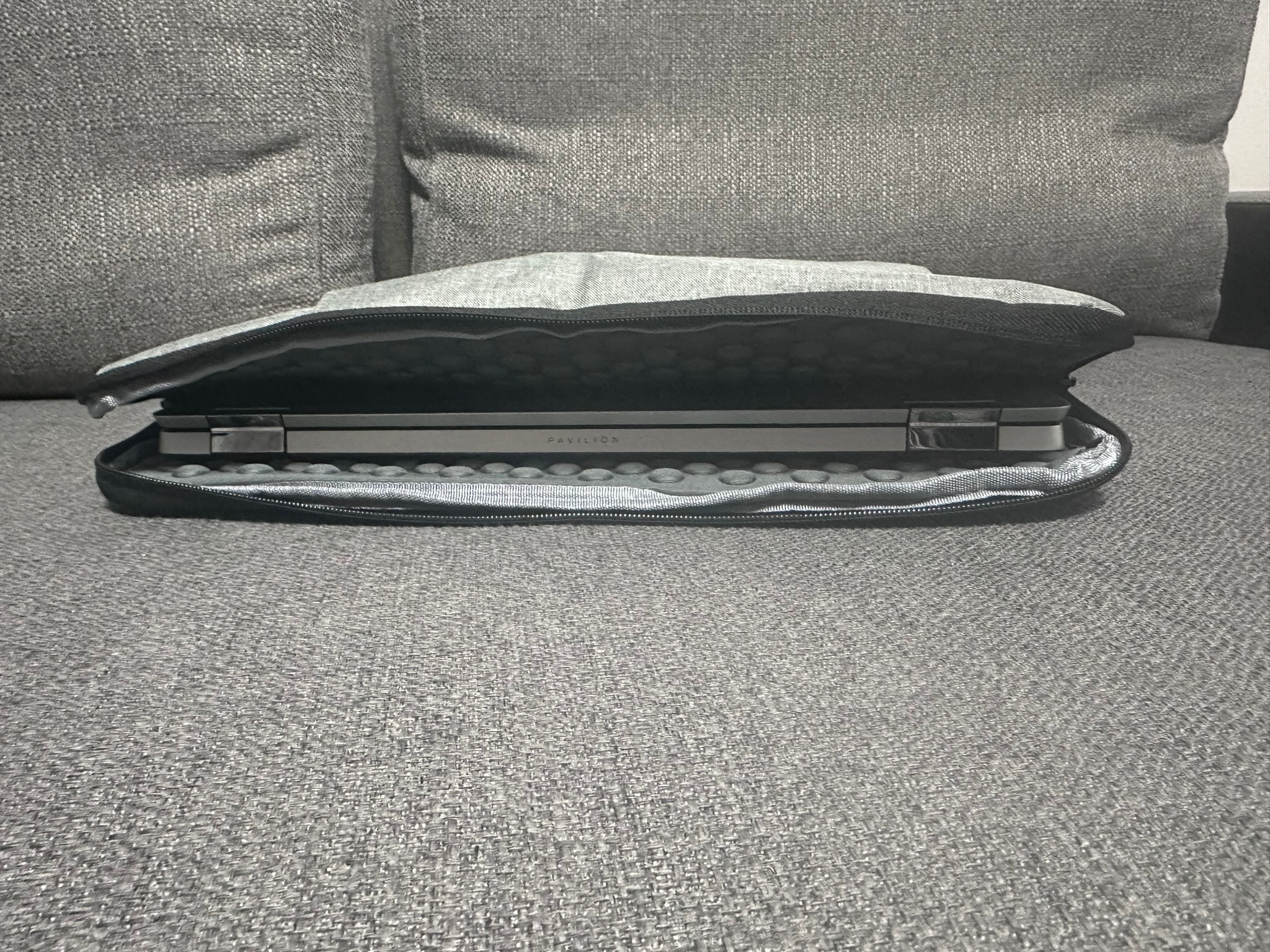 Husa laptop, poliester, cu burete antisoc, 39cm x 30cm x 2cm, fermoar, 14"-15.6", Gri