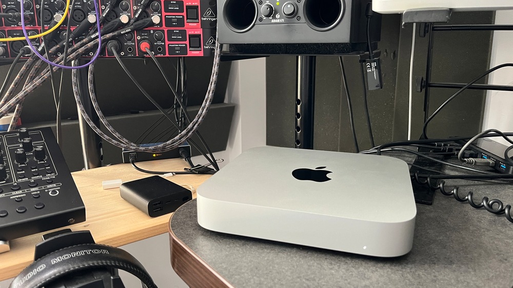 Mac Mini PC Apple cu procesor Apple M2, 8 nuclee CPU and 10