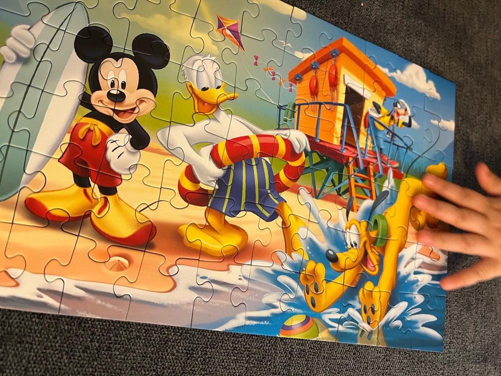 Puzzle Trefl - Disney Mickey and Friends, Distractie pe plaja, 60 piese ...