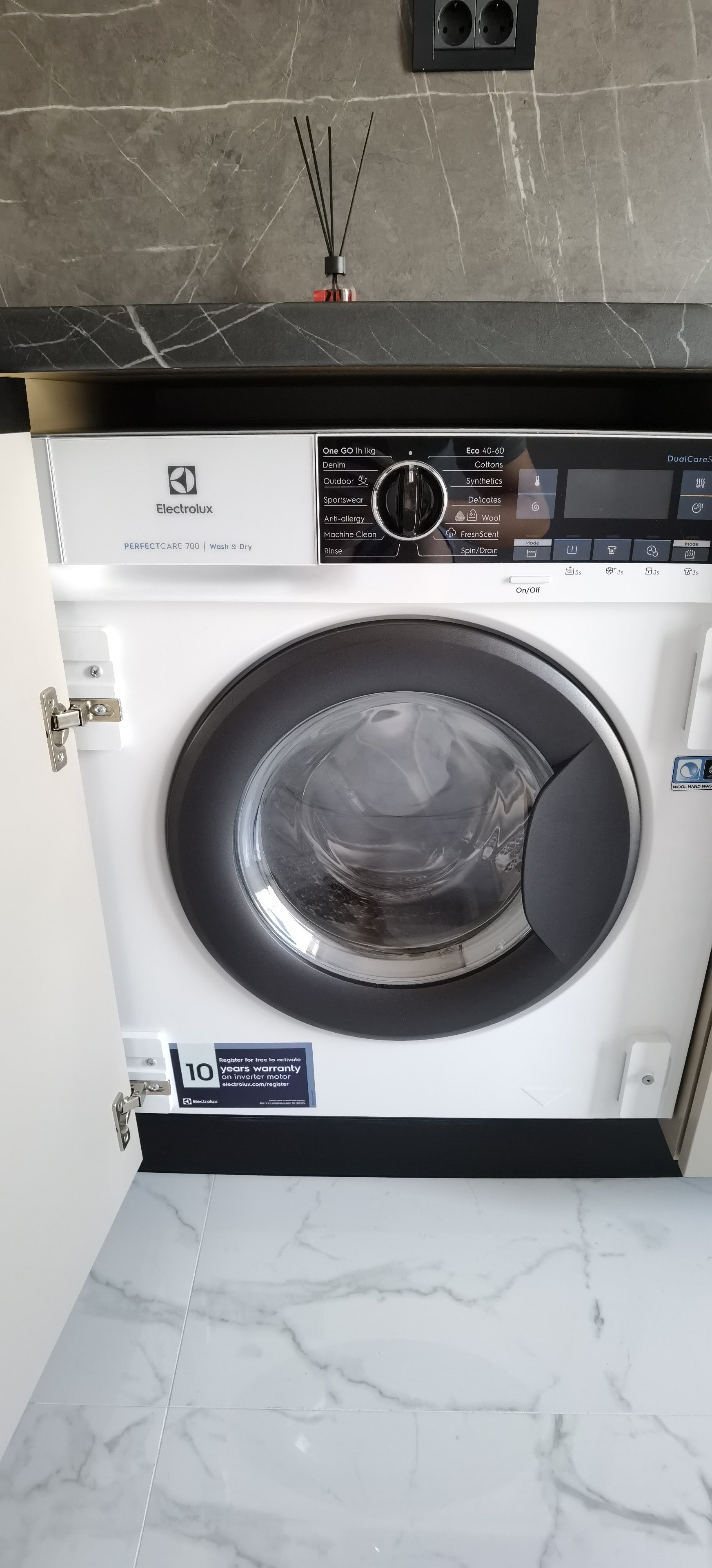 Masina de spalat rufe cu uscator incorporabila Electrolux EW7W368SI, Spalare 8 kg, Uscare 4 kg, 1550 RPM. Clasa B, PerfectCare700, DualCare, SensiCare, SteamCare, Display LCD, Alb