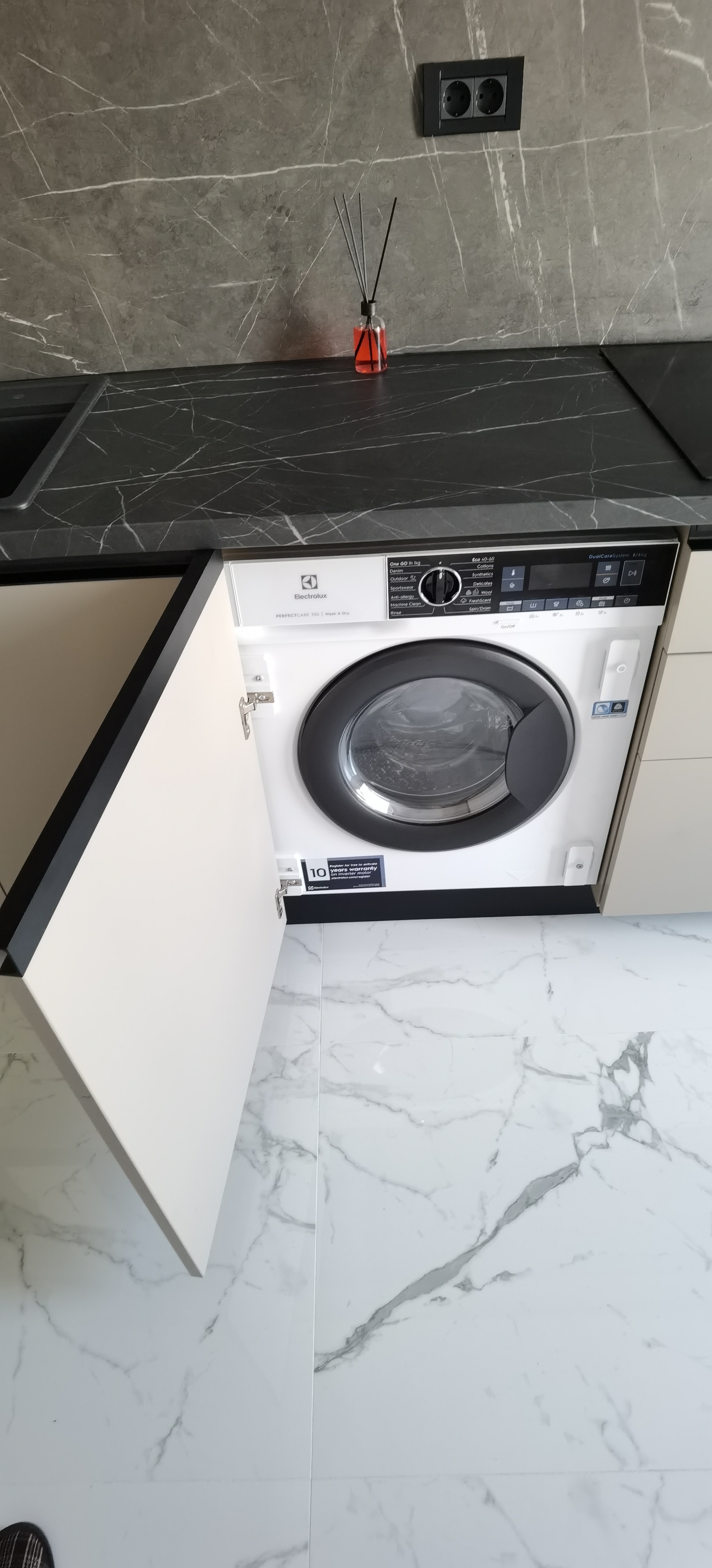 Masina de spalat rufe cu uscator incorporabila Electrolux EW7W368SI, Spalare 8 kg, Uscare 4 kg, 1550 RPM. Clasa B, PerfectCare700, DualCare, SensiCare, SteamCare, Display LCD, Alb