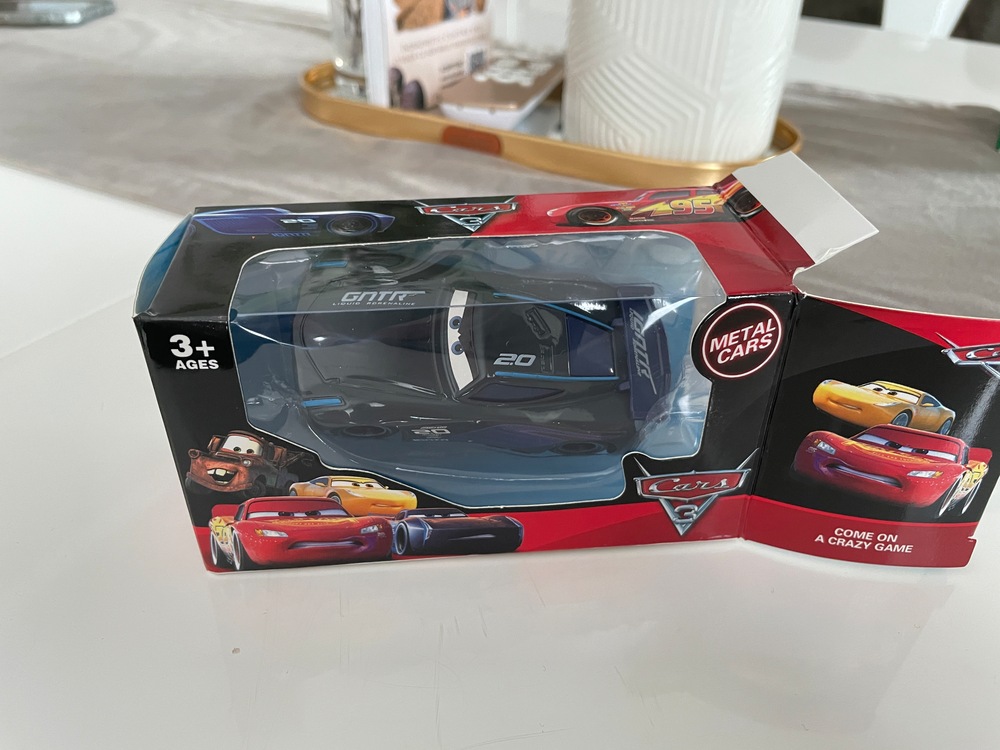 Masinuta Disney Cars 3, Jackson Storm, scara 1:55 - eMAG.ro
