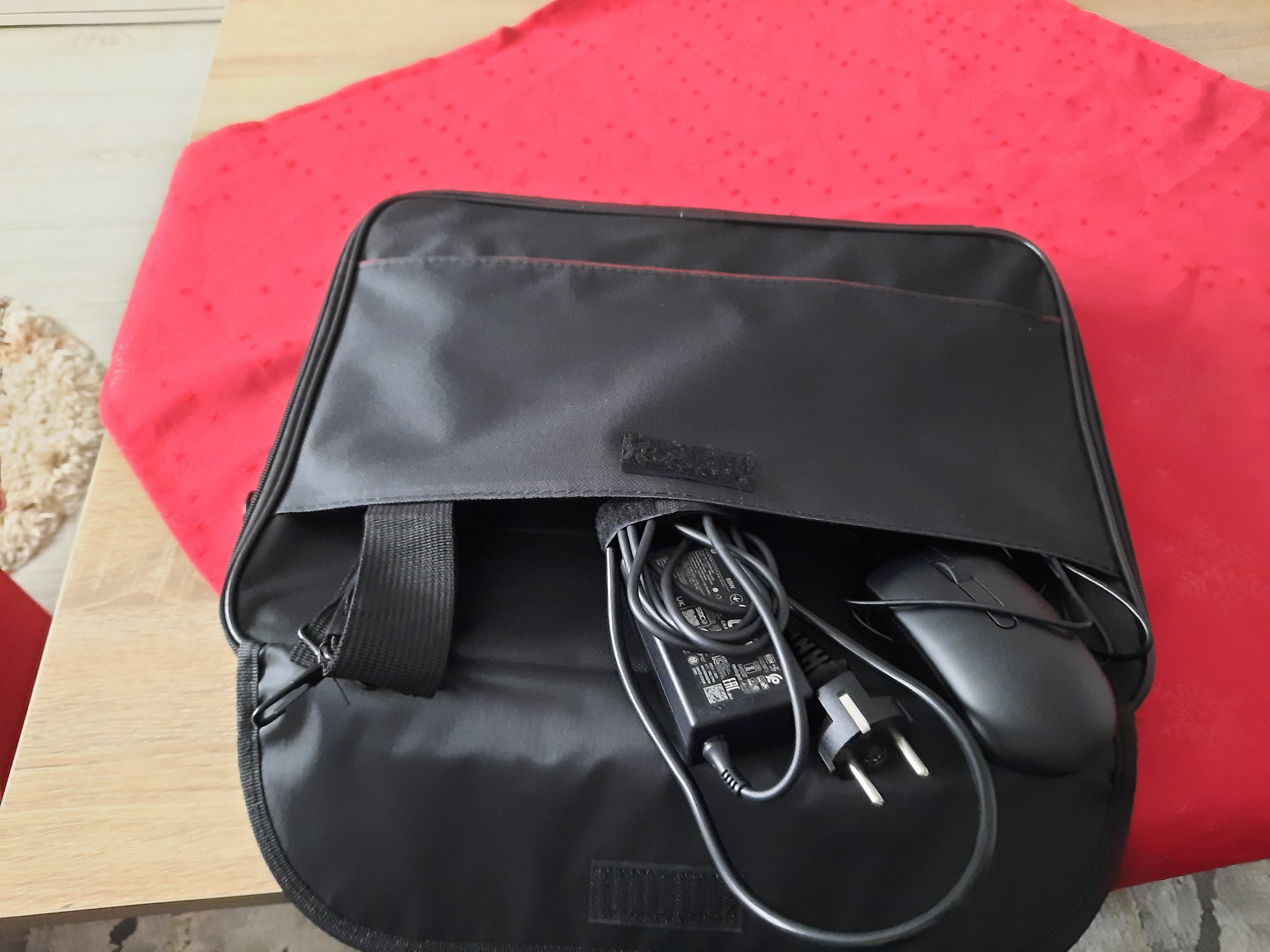Geanta laptop 15.6 inch CLASSIC Esperanza culoare negru/rosu