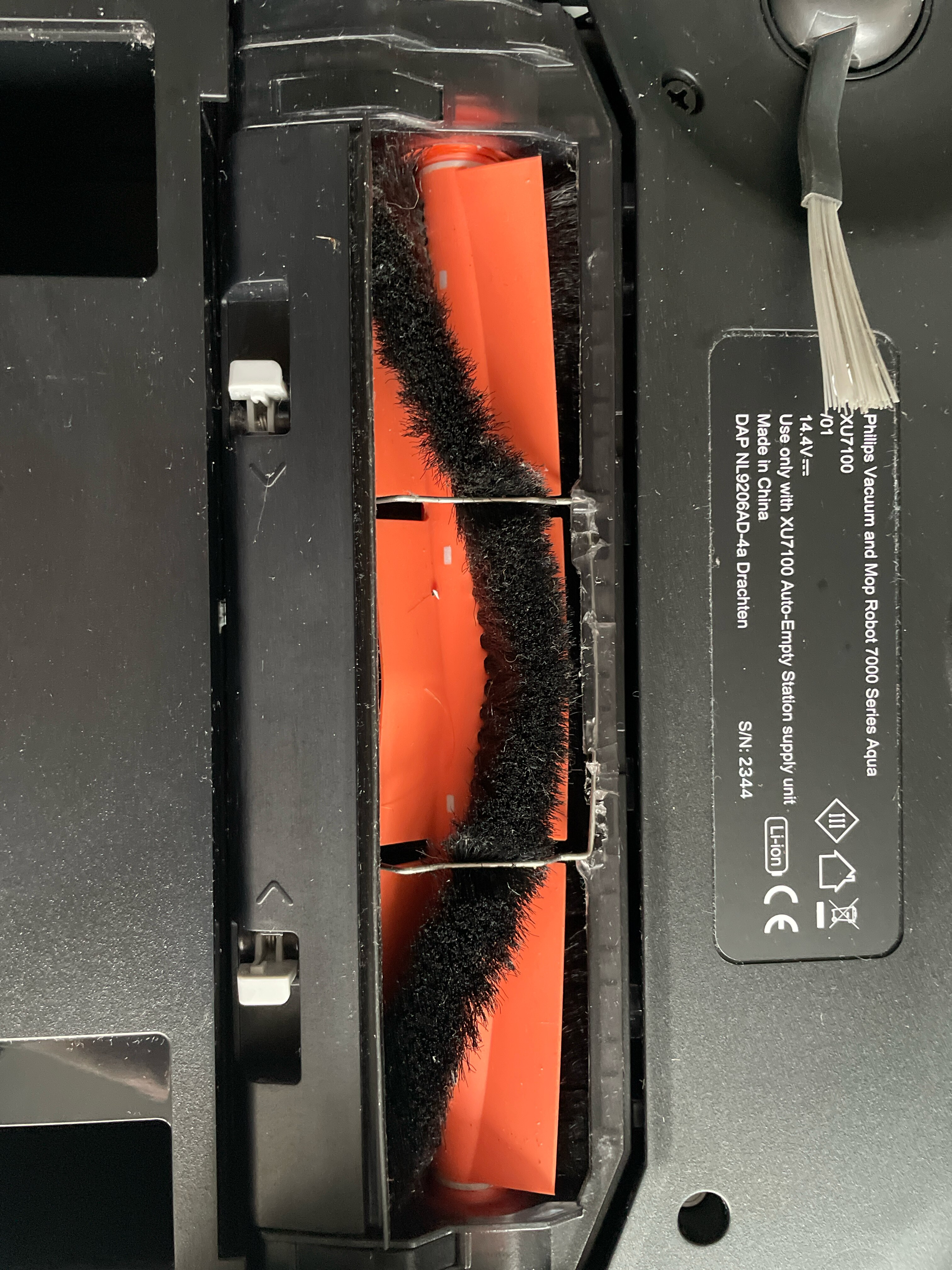 Robot de aspirare Philips Seria 7000 Aqua XU7100/01, aspirator si mop, statie de golire automata, Pa 5000, 5200 mAh, autonomie pana la 180 min, 6 senzori, sac de praf 3L, 5 harti, 4 niveluri, filtru EPA11 lavabil, aplicatie HomeRun, negru/auriu