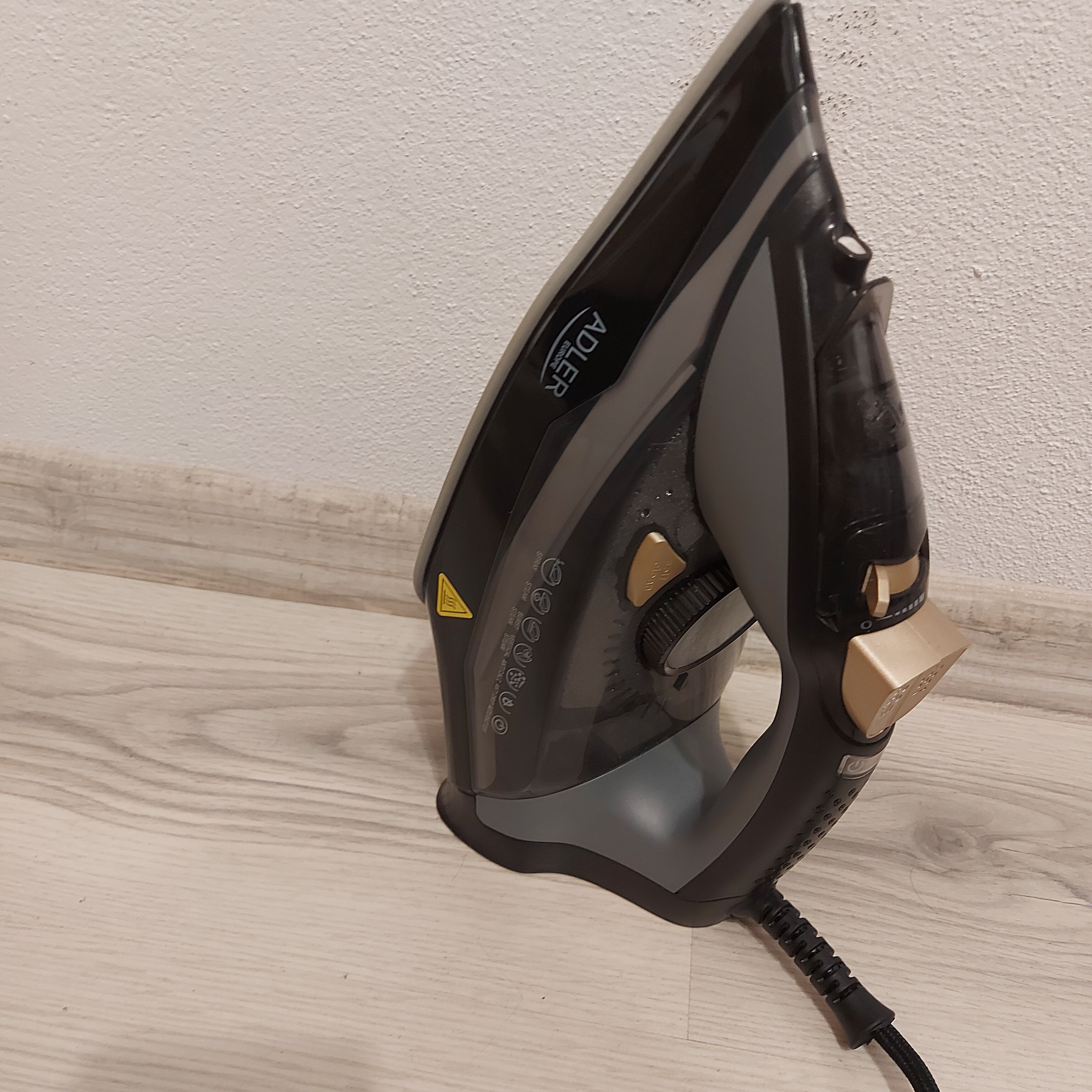 Fier de Calcat cu Abur, Adler, AD 5038, 3000W, Talpa Ceramica, Oprire Automata, Autocuratare, Anti-Calc, Anti-Picurare, Jet Abur 80g/min, Calcare Verticala, Rezervor 350ml, Cablu 1.9m, Negru