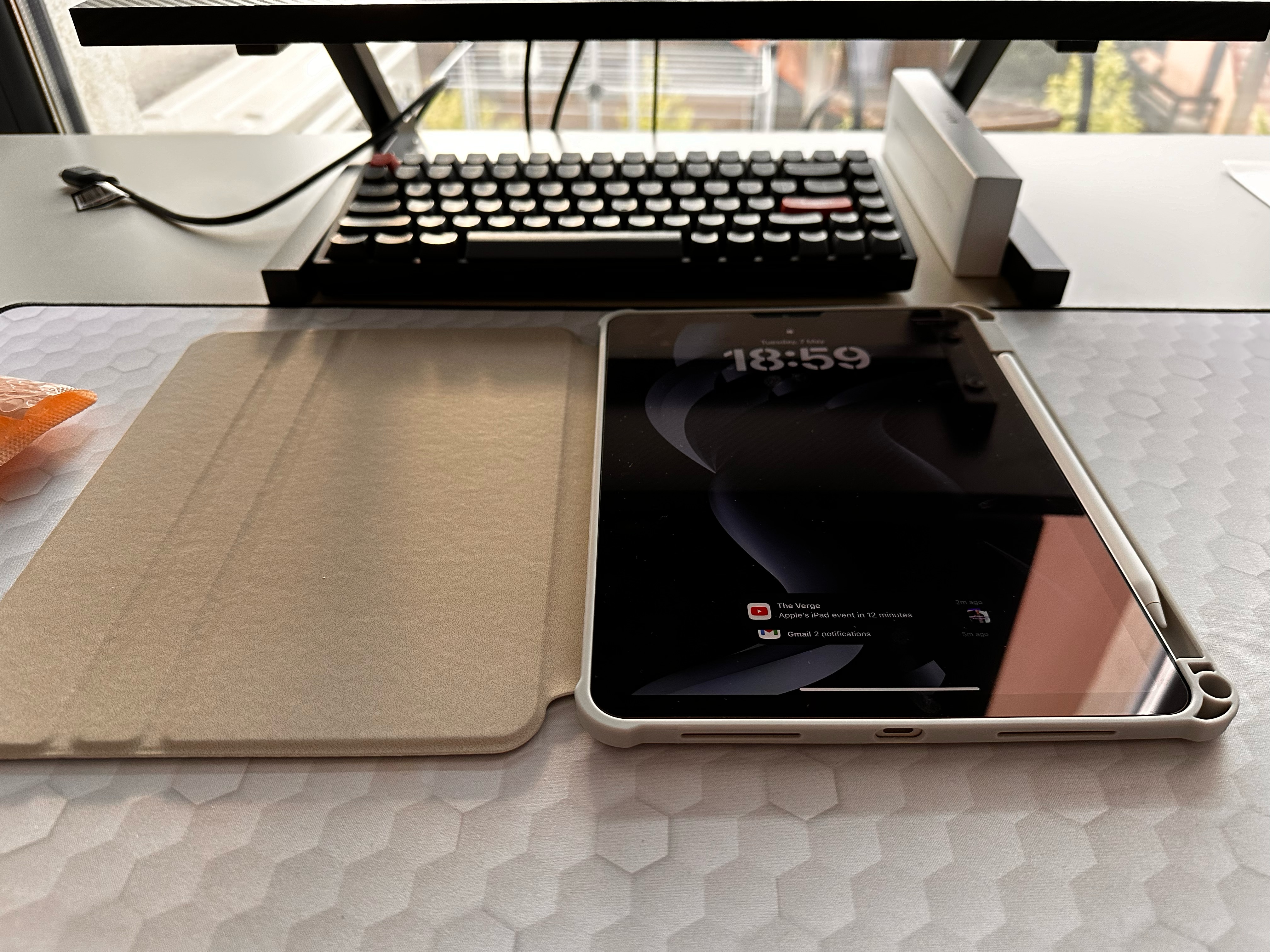 Husa pentru tableta, Cu suport pentru pix, Compatibil cu iPad Air 4 2020 / 5 2022, iPad Pro 11" (2018/2020/2021/2022), rotire 360 °, Negru