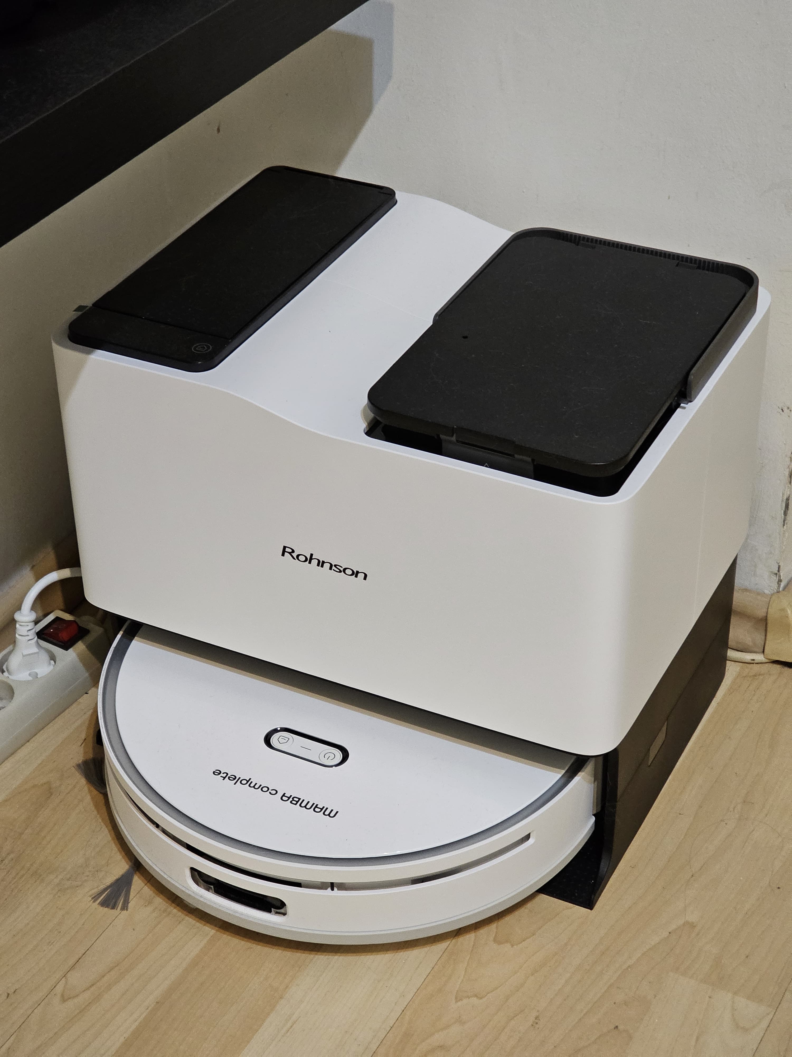 Robot aspirator cu mop si Wi-Fi, Rohnson Mamba Complete RM05, 6000Pa, 300ml, 3 viteze, 5200mAh Li, AI-procesor quad-core, Rohnson Link, Sistem automat de ridicare a covoarelor, Cartografiere in timp real pe mai multe niveluri 3D Laser Action