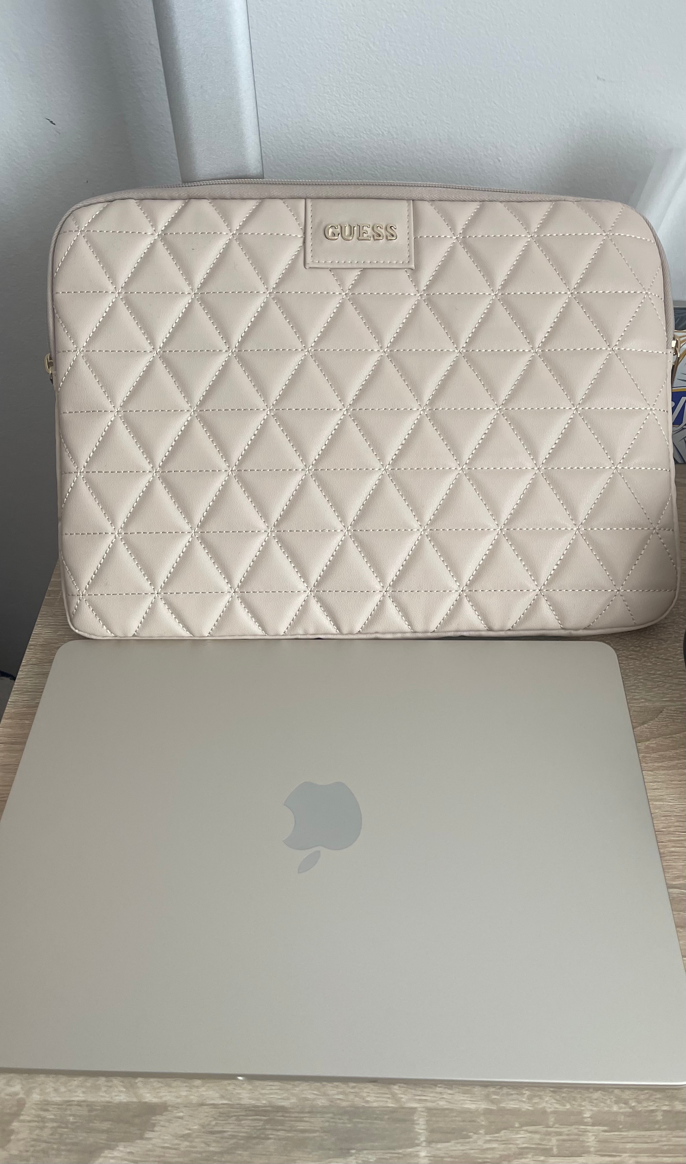 Husa Guess Quilted compatibila cu laptop 13 inch Pink