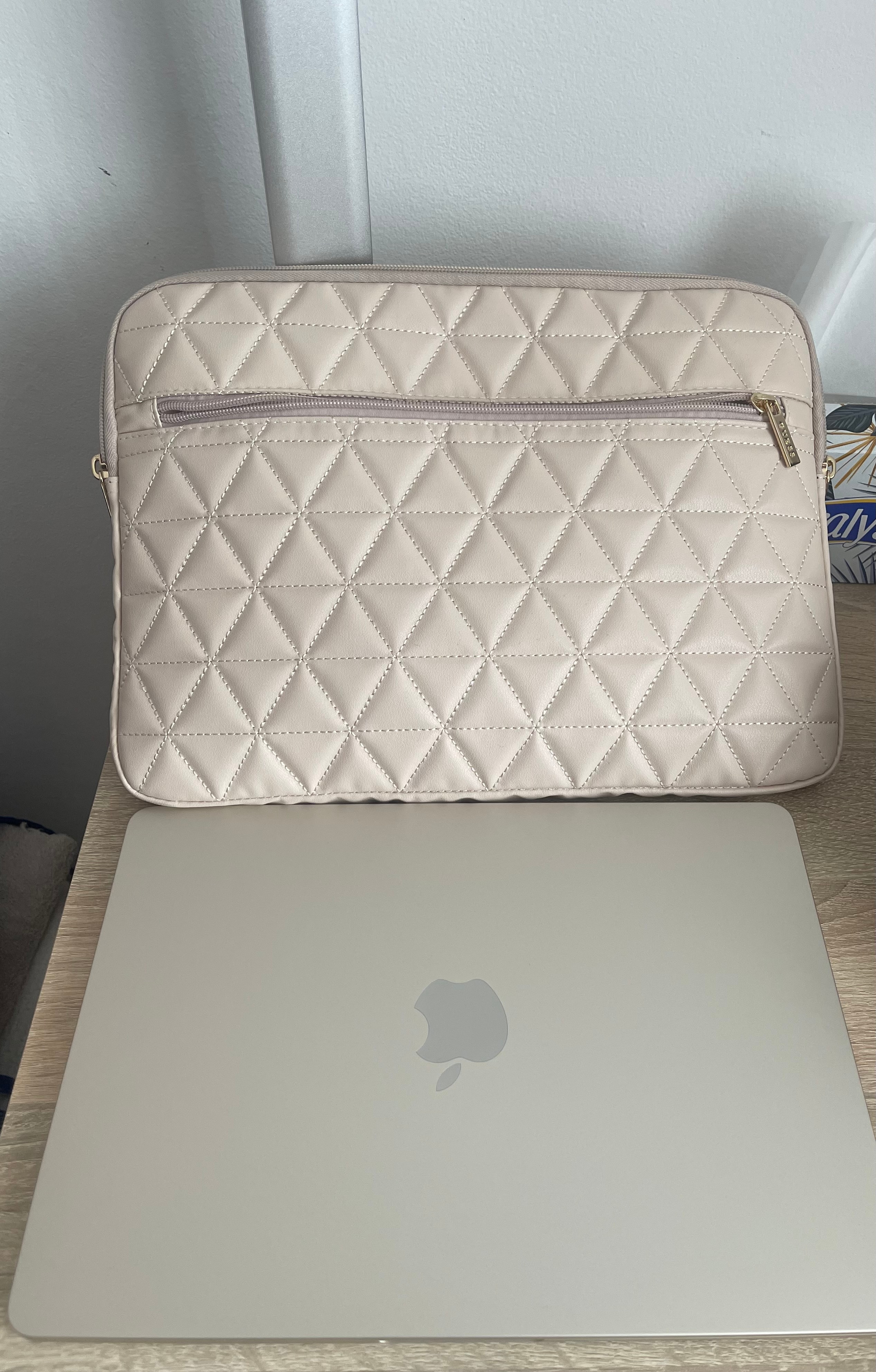 Husa Guess Quilted compatibila cu laptop 13 inch Pink