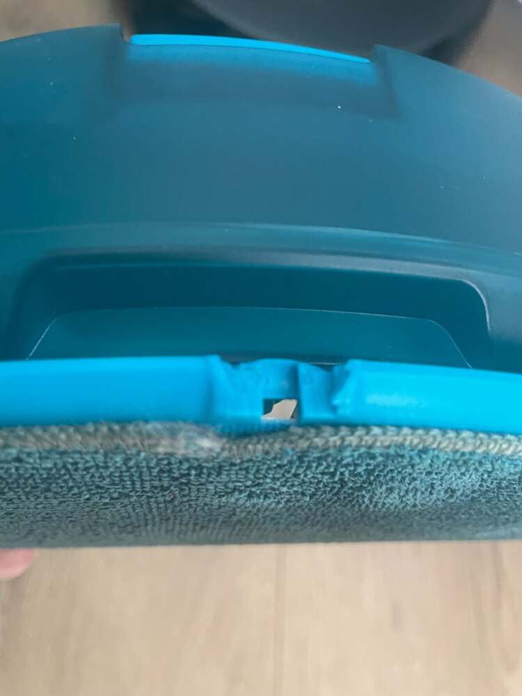 Robot de aspirare Philips Seria 7000 Aqua XU7100/01, aspirator si mop, statie de golire automata, Pa 5000, 5200 mAh, autonomie pana la 180 min, 6 senzori, sac de praf 3L, 5 harti, 4 niveluri, filtru EPA11 lavabil, aplicatie HomeRun, negru/auriu