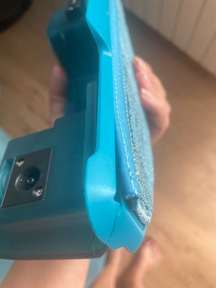 Robot de aspirare Philips Seria 7000 Aqua XU7100/01, aspirator si mop, statie de golire automata, Pa 5000, 5200 mAh, autonomie pana la 180 min, 6 senzori, sac de praf 3L, 5 harti, 4 niveluri, filtru EPA11 lavabil, aplicatie HomeRun, negru/auriu