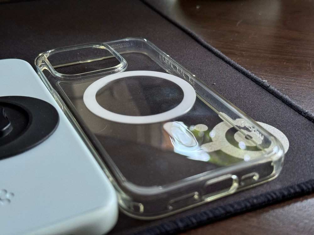 Husa pentru iPhone 15 Pro - Spigen Ultra Hybrid MagSafe - Frost Clear