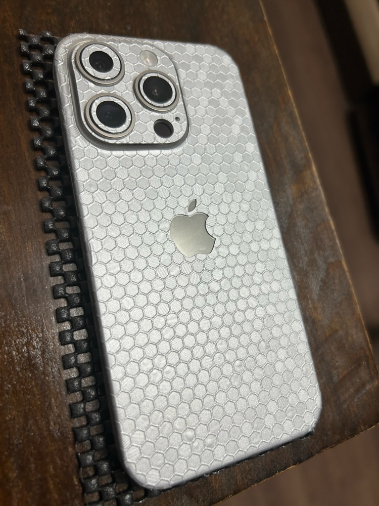 Folie iSkinz pentru Apple iPhone 15 Pro - Carbon Cameleon, 360 Cut, Skin Adeziv Full Body Cover, Protectie Carcasa Spate si Laterale