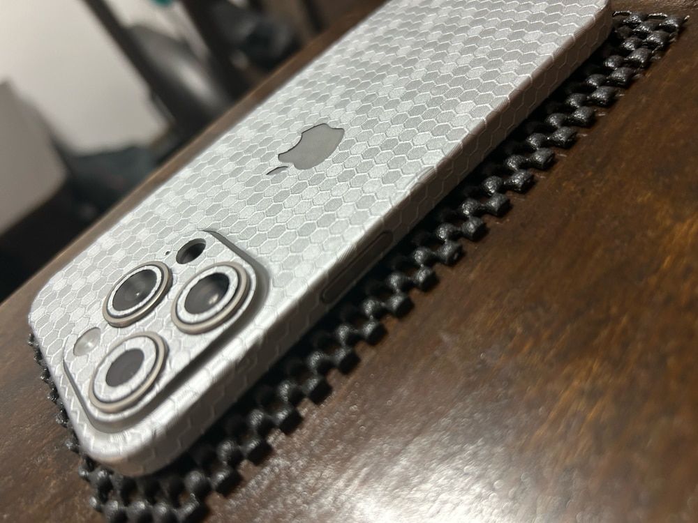 Folie iSkinz pentru Apple iPhone 15 Pro - Carbon Cameleon, 360 Cut, Skin Adeziv Full Body Cover, Protectie Carcasa Spate si Laterale