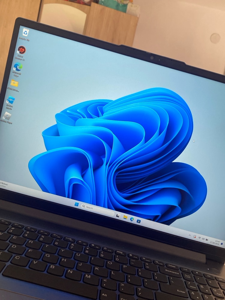 Laptop Lenovo IdeaPad Slim 3 16ABR8 cu procesor AMD Ryzen™ 7 7730U pana la 4.5GHz, 16", WUXGA, IPS, 16GB DDR4, 1TB SSD, AMD Radeon™ Graphics, No OS, Arctic Grey