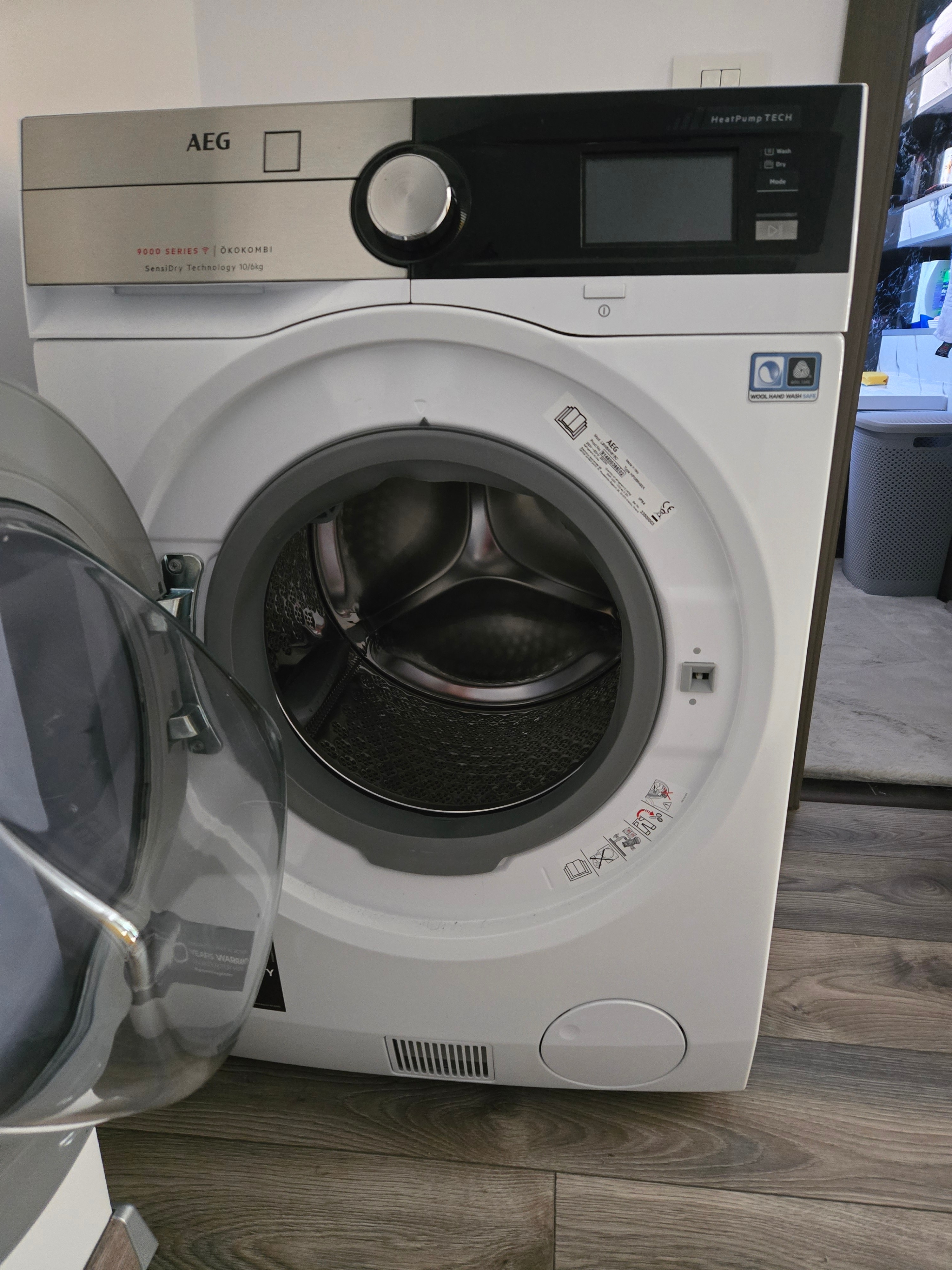 Masina de spalat rufe cu uscator AEG L9WBAN61BC, Spalare 10 kg, Uscare 6 kg, 1550 rpm, Clasa A, Pompa de Caldura, WiFi, SensiDry, ProSense, Motor Inverter cu Magnet Permanent, Panou Inox antiamprenta, Alb