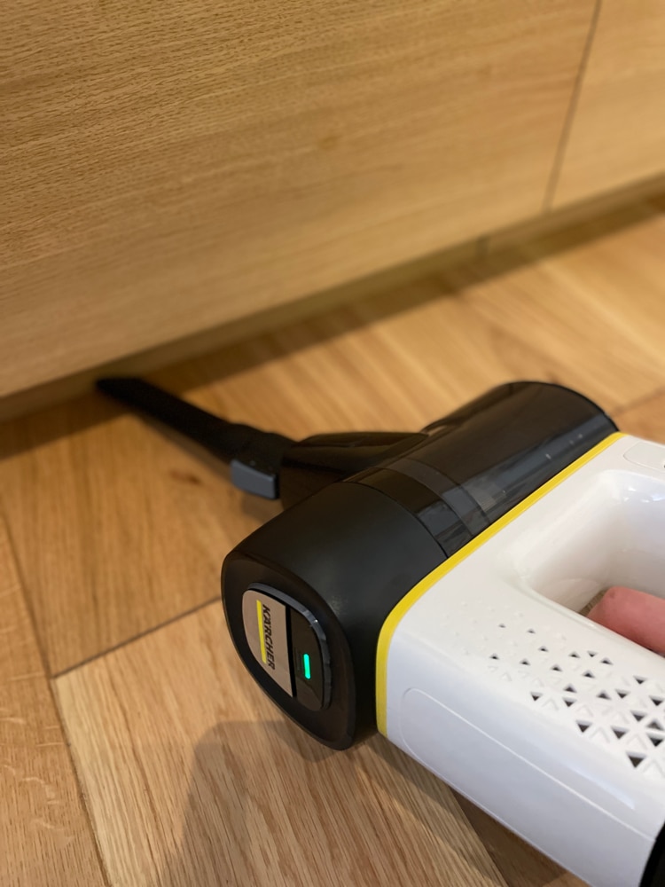 Aspirator vertical Karcher VC 6 Cordless ourFamily Battery Plus, 250 W, 2 acumulatori 25,2 V/2,5 Ah, autonomie max. 50 min, recipient 0,8 l, filtru HEPA 12, duza activa cu LED, suport de perete, 2 trepte de putere, functie Boost, 1.198-677.0, Alb/Negru