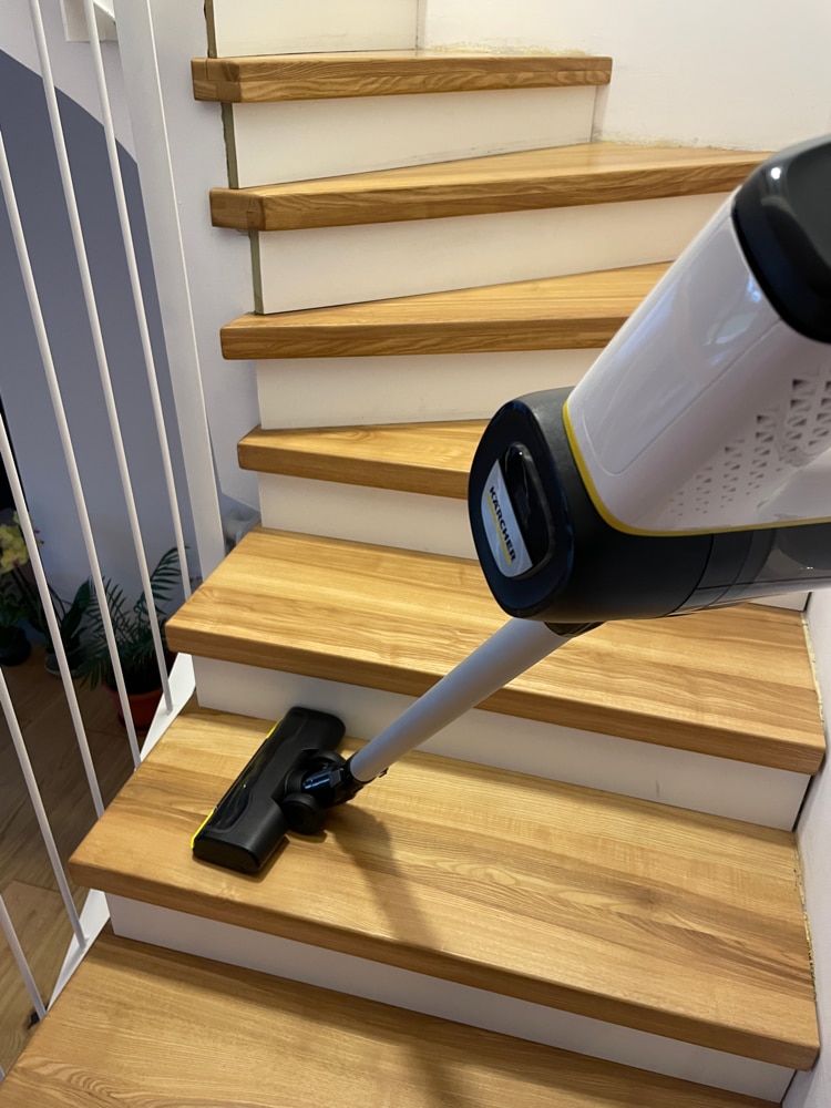 Aspirator vertical Karcher VC 6 Cordless ourFamily Battery Plus, 250 W, 2 acumulatori 25,2 V/2,5 Ah, autonomie max. 50 min, recipient 0,8 l, filtru HEPA 12, duza activa cu LED, suport de perete, 2 trepte de putere, functie Boost, 1.198-677.0, Alb/Negru
