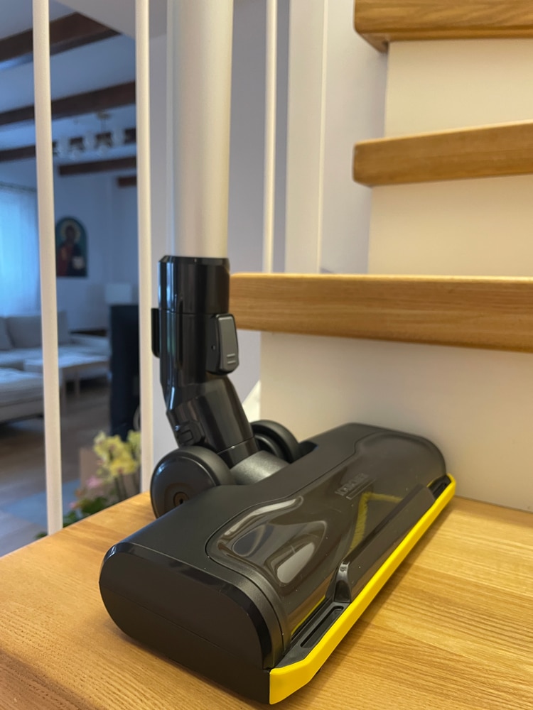 Aspirator vertical Karcher VC 6 Cordless ourFamily Battery Plus, 250 W, 2 acumulatori 25,2 V/2,5 Ah, autonomie max. 50 min, recipient 0,8 l, filtru HEPA 12, duza activa cu LED, suport de perete, 2 trepte de putere, functie Boost, 1.198-677.0, Alb/Negru
