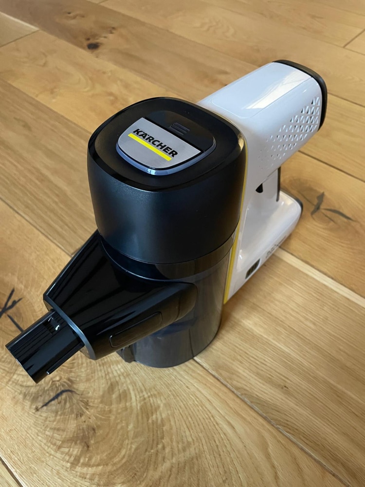 Aspirator vertical Karcher VC 6 Cordless ourFamily Battery Plus, 250 W, 2 acumulatori 25,2 V/2,5 Ah, autonomie max. 50 min, recipient 0,8 l, filtru HEPA 12, duza activa cu LED, suport de perete, 2 trepte de putere, functie Boost, 1.198-677.0, Alb/Negru