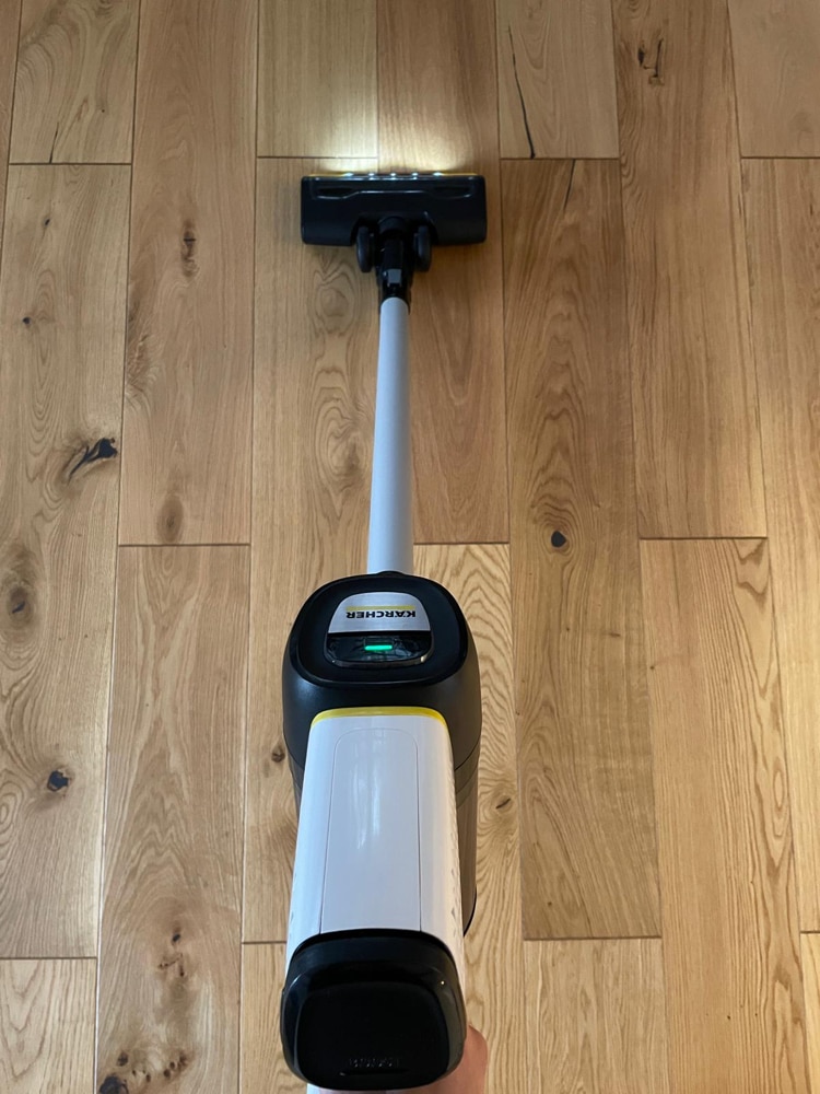 Aspirator vertical Karcher VC 6 Cordless ourFamily Battery Plus, 250 W, 2 acumulatori 25,2 V/2,5 Ah, autonomie max. 50 min, recipient 0,8 l, filtru HEPA 12, duza activa cu LED, suport de perete, 2 trepte de putere, functie Boost, 1.198-677.0, Alb/Negru