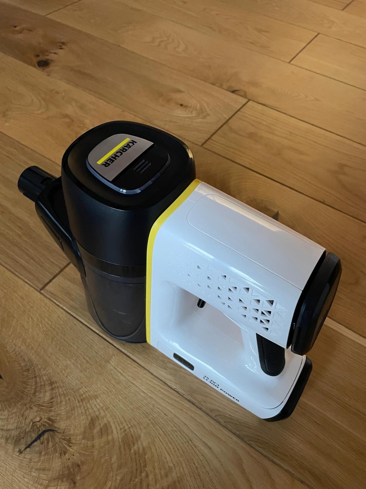 Aspirator vertical Karcher VC 6 Cordless ourFamily Battery Plus, 250 W, 2 acumulatori 25,2 V/2,5 Ah, autonomie max. 50 min, recipient 0,8 l, filtru HEPA 12, duza activa cu LED, suport de perete, 2 trepte de putere, functie Boost, 1.198-677.0, Alb/Negru