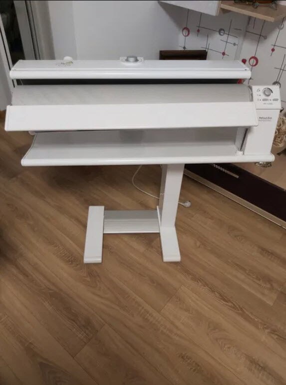 RESIGILAT: Calandru Miele B 995 D, tambur 83 cm, 5 viteze de calcare, Alb