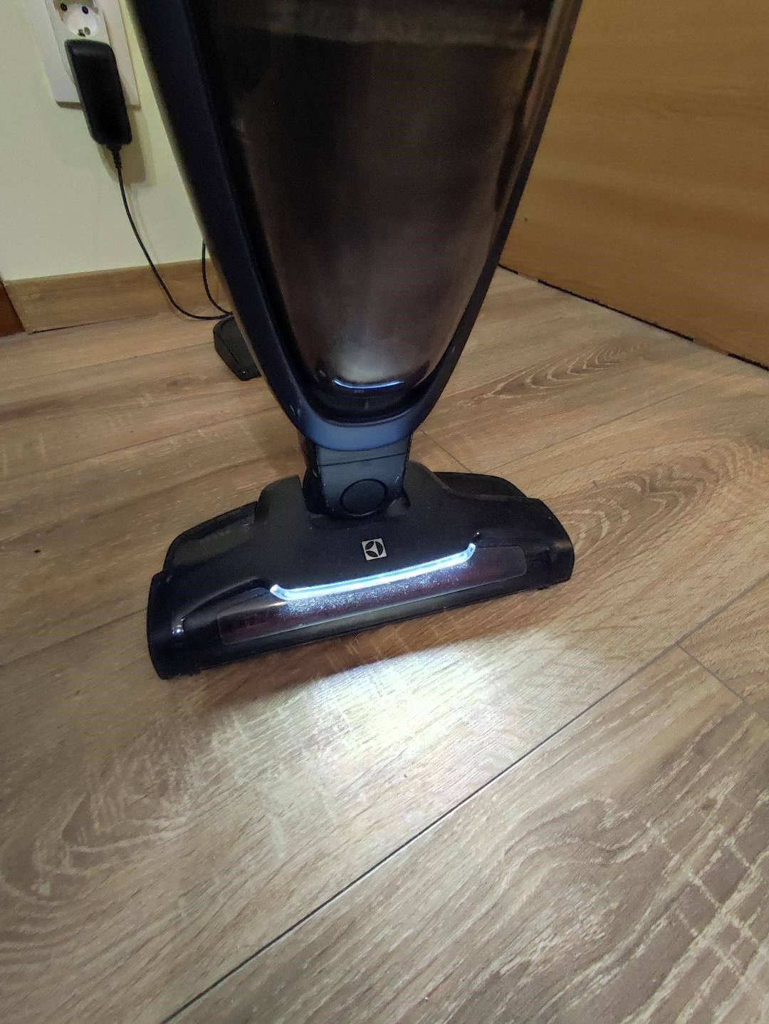 Aspirator vertical 2 in 1 ELECTROLUX Seria 500 ES52CB21DB, 21.6V, 2000 mAh, autonomie max 50 min, 2 trepte de putere, perie turbo electrica cu lumina LED, tub telescopic , duza pentru zone inguste, stand andocare, albastru denim