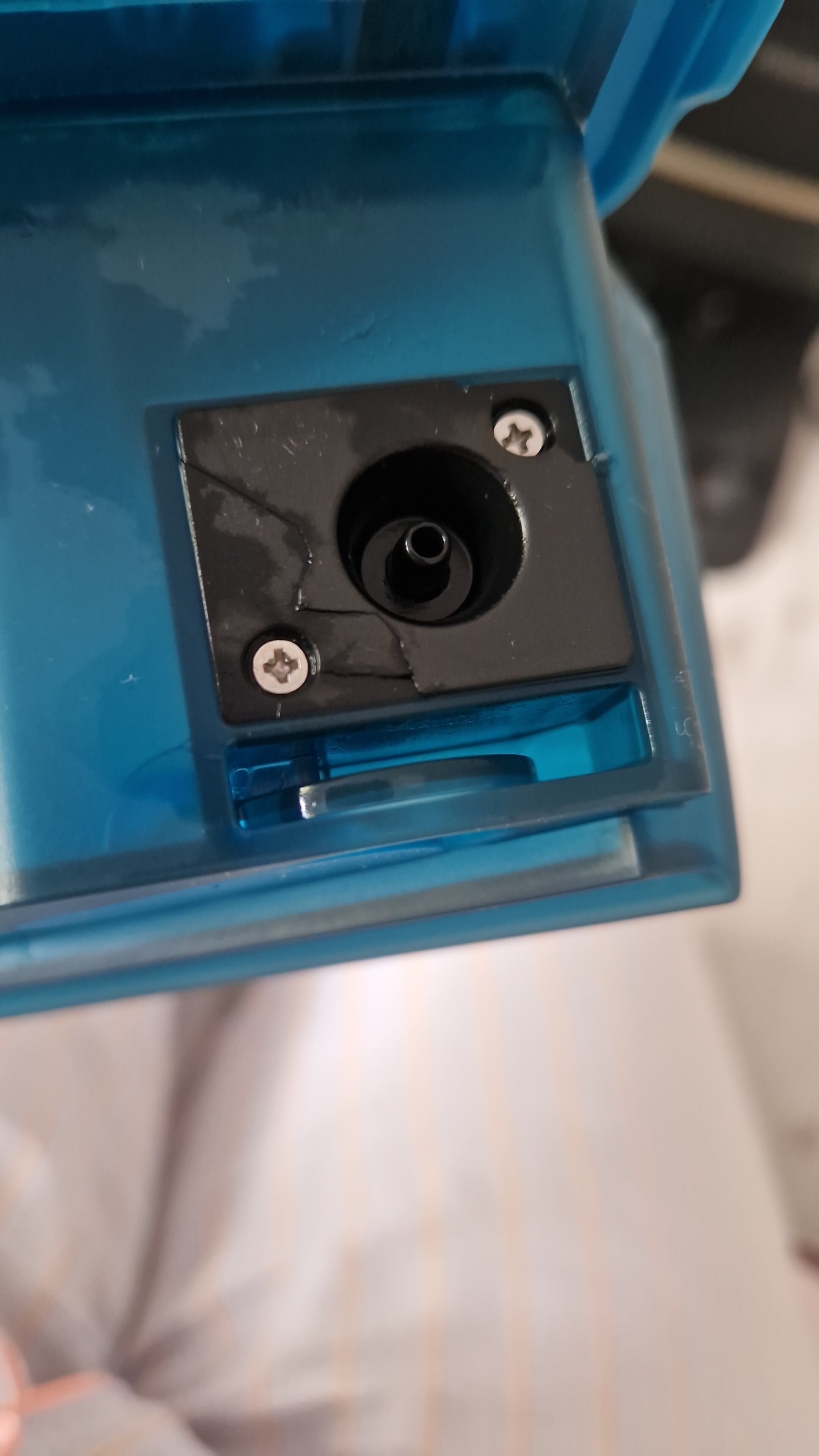 Robot de aspirare Philips Seria 7000 Aqua XU7100/01, aspirator si mop, statie de golire automata, Pa 5000, 5200 mAh, autonomie pana la 180 min, 6 senzori, sac de praf 3L, 5 harti, 4 niveluri, filtru EPA11 lavabil, aplicatie HomeRun, negru/auriu