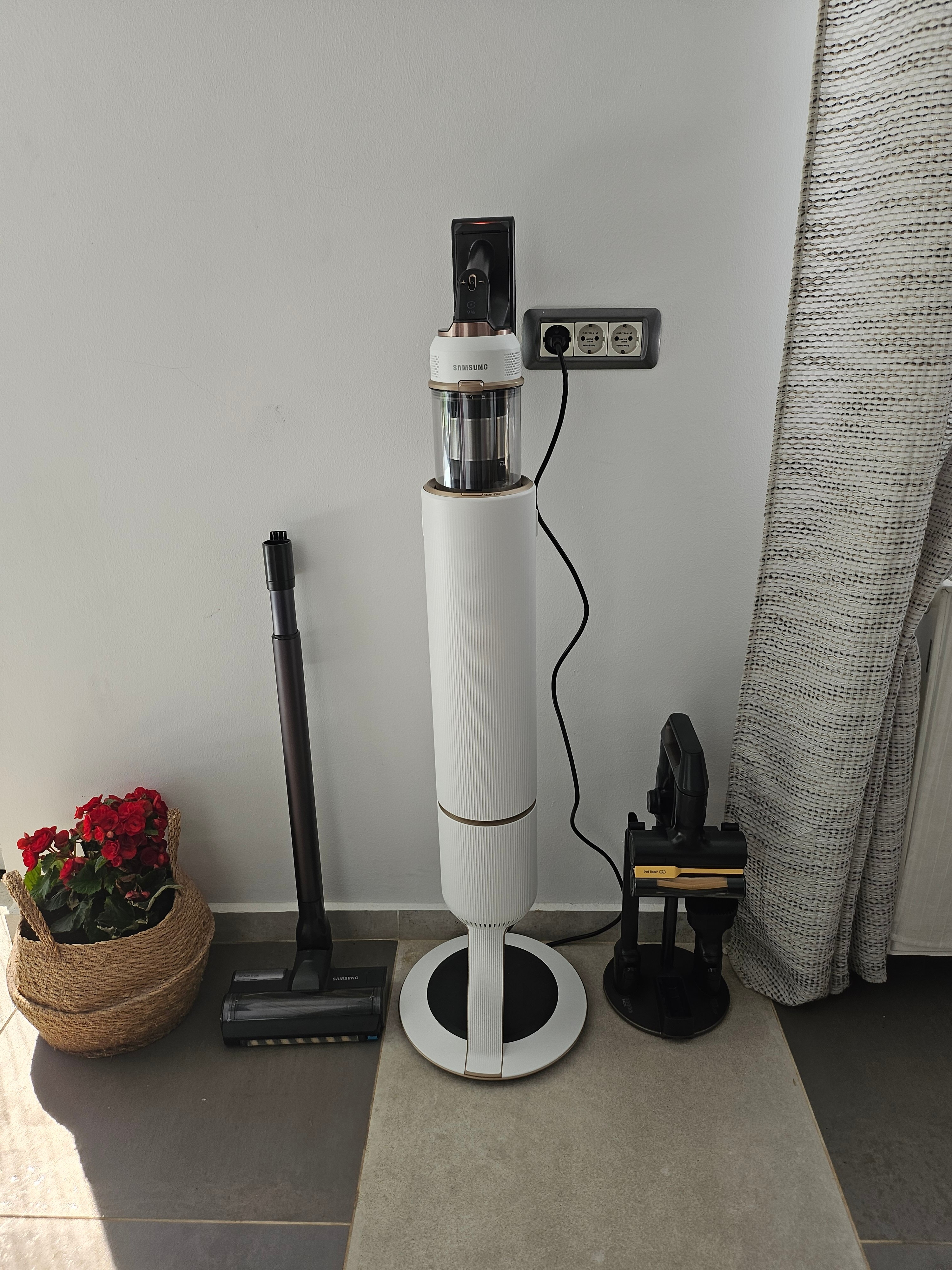 Aspirator vertical Samsung Bespoke Jet Plus Pet VS20B95823W/GE, putere 580W, 0.5L, 25.2V, Digital Inverter, Perie Dubla Jet pentru covoare, Perie Pet, 60 min autonomie, Negru Chrometal