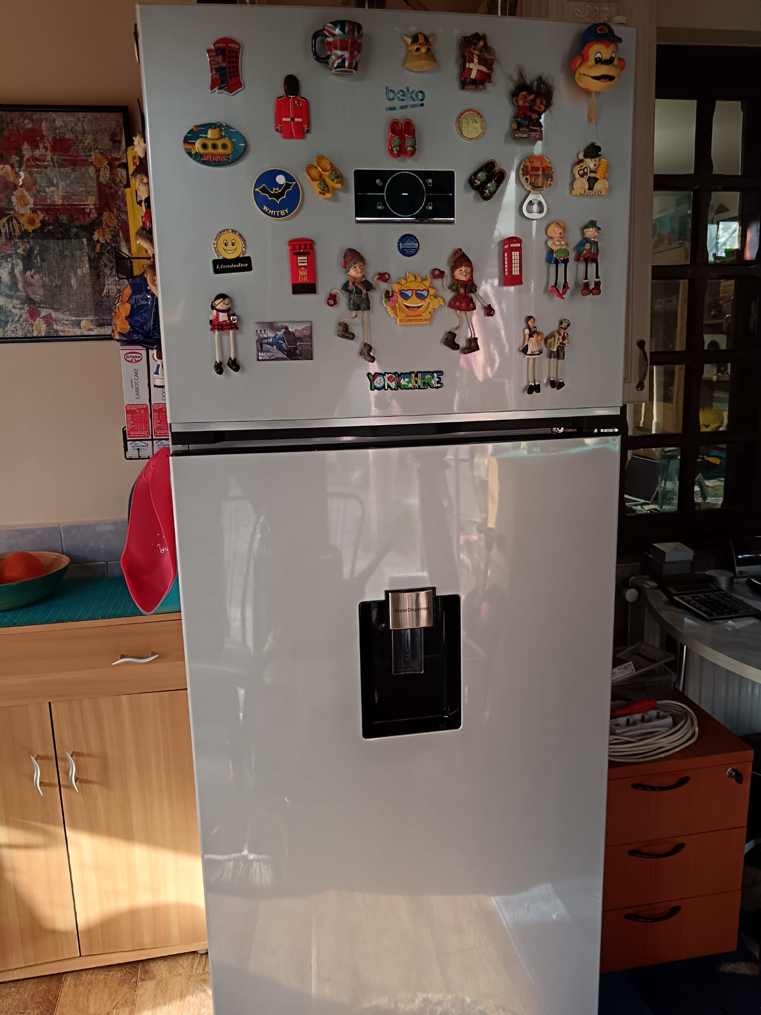 Frigider cu doua usi Beko B5RDNE504LDM, 477 l, HarvestFresh™, AeroFlow™, Everfresh+®, No Frost, Slim tank water dispenser, Display, Clasa E H 186,5 cm, Glossy Grey
