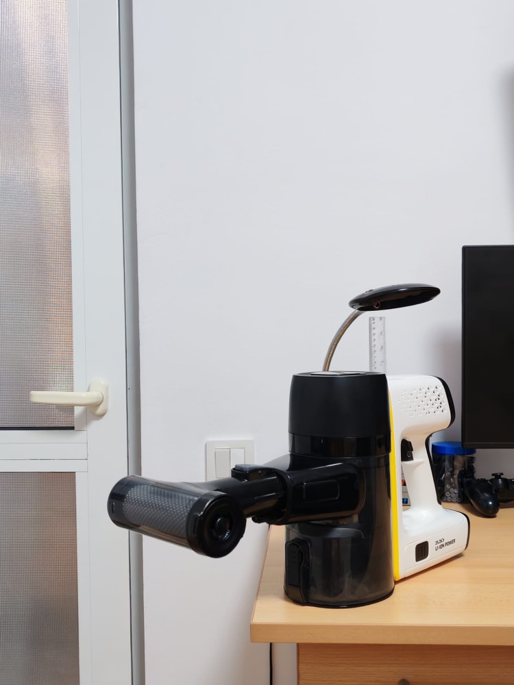 Aspirator vertical Karcher VC 6 Cordless ourFamily Battery Plus, 250 W, 2 acumulatori 25,2 V/2,5 Ah, autonomie max. 50 min, recipient 0,8 l, filtru HEPA 12, duza activa cu LED, suport de perete, 2 trepte de putere, functie Boost, 1.198-677.0, Alb/Negru