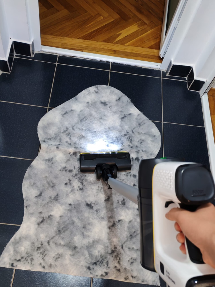 Aspirator vertical Karcher VC 6 Cordless ourFamily Battery Plus, 250 W, 2 acumulatori 25,2 V/2,5 Ah, autonomie max. 50 min, recipient 0,8 l, filtru HEPA 12, duza activa cu LED, suport de perete, 2 trepte de putere, functie Boost, 1.198-677.0, Alb/Negru