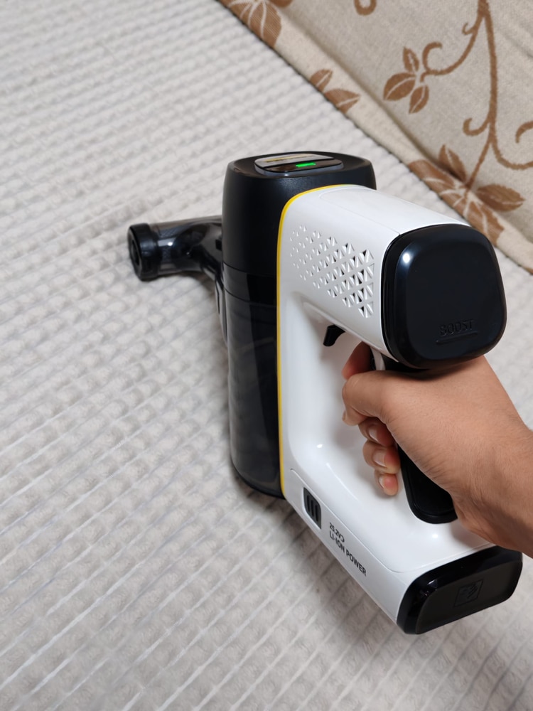 Aspirator vertical Karcher VC 6 Cordless ourFamily Battery Plus, 250 W, 2 acumulatori 25,2 V/2,5 Ah, autonomie max. 50 min, recipient 0,8 l, filtru HEPA 12, duza activa cu LED, suport de perete, 2 trepte de putere, functie Boost, 1.198-677.0, Alb/Negru