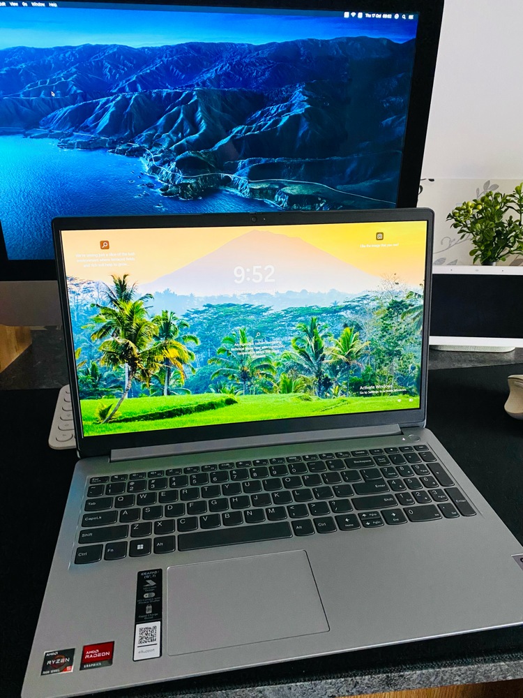 Laptop Lenovo IdeaPad 1 15ALC7 cu procesor AMD Ryzen™ 5 5500U pana